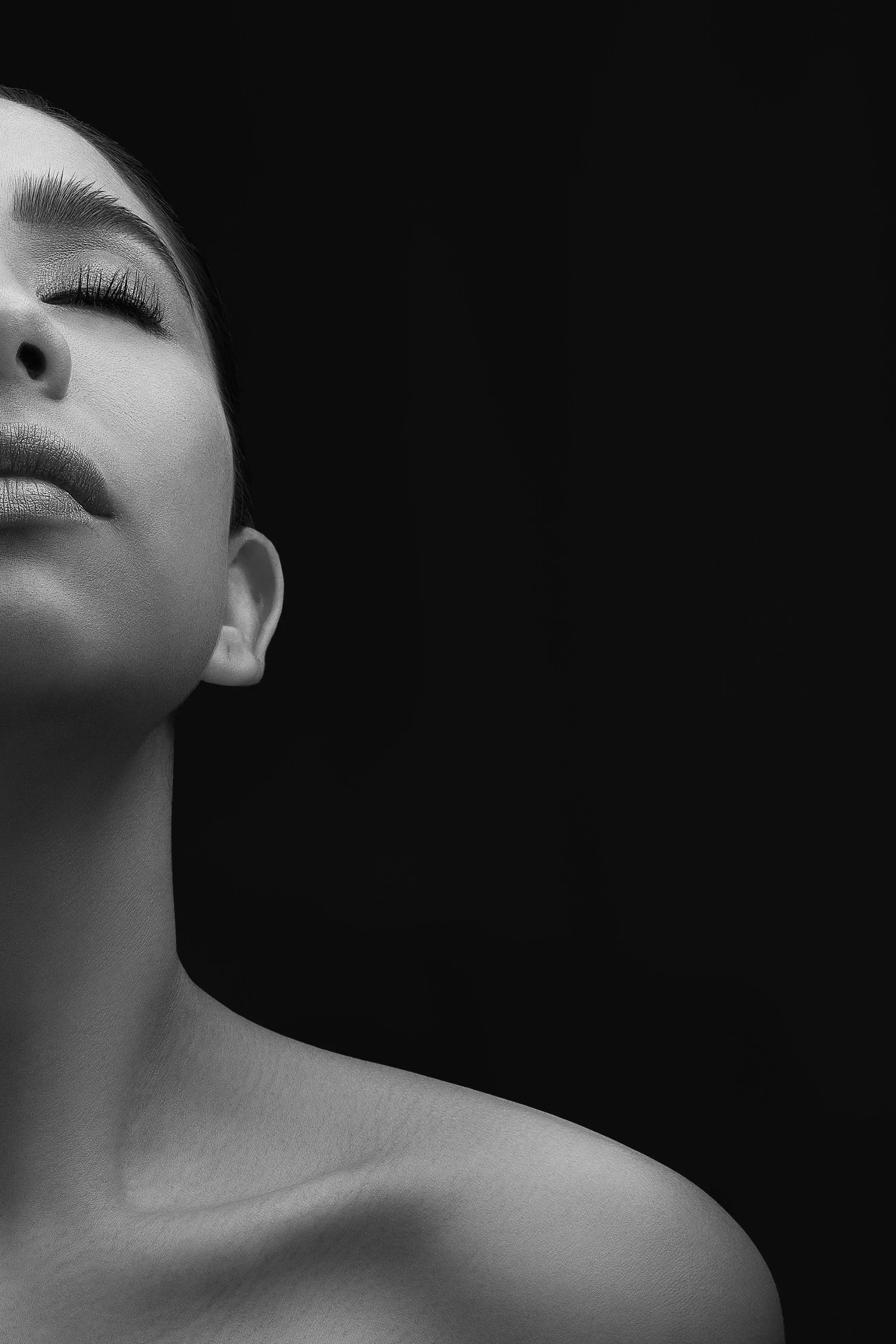 frau Gesicht halb schwarz weiss