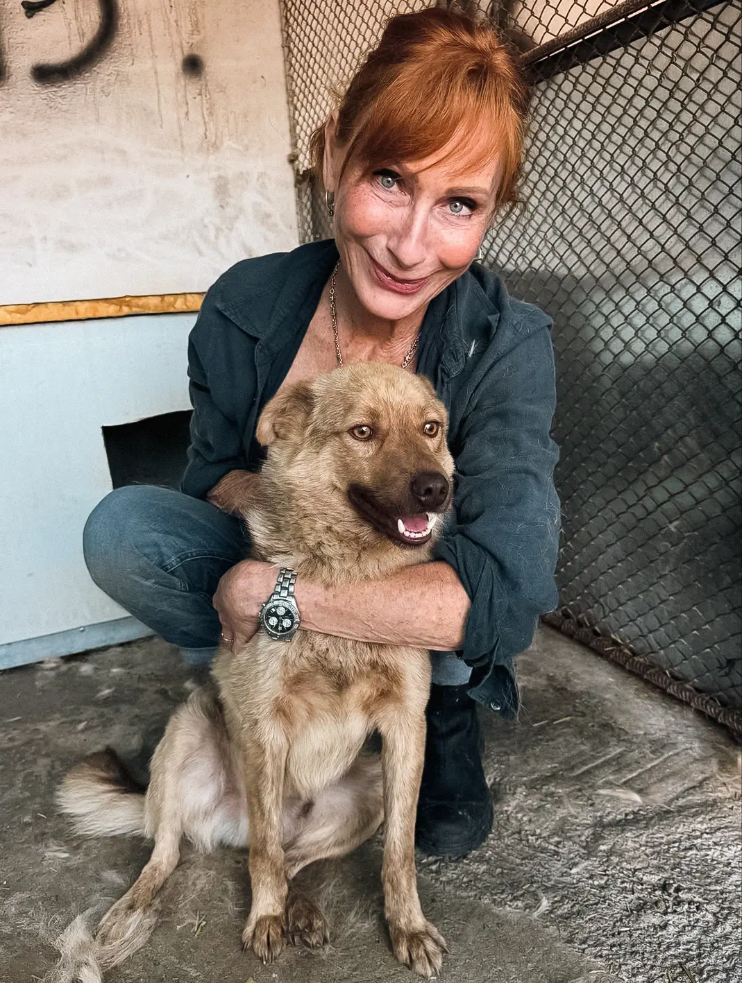 Andrea Sawatzki mit Hund im Tierheim