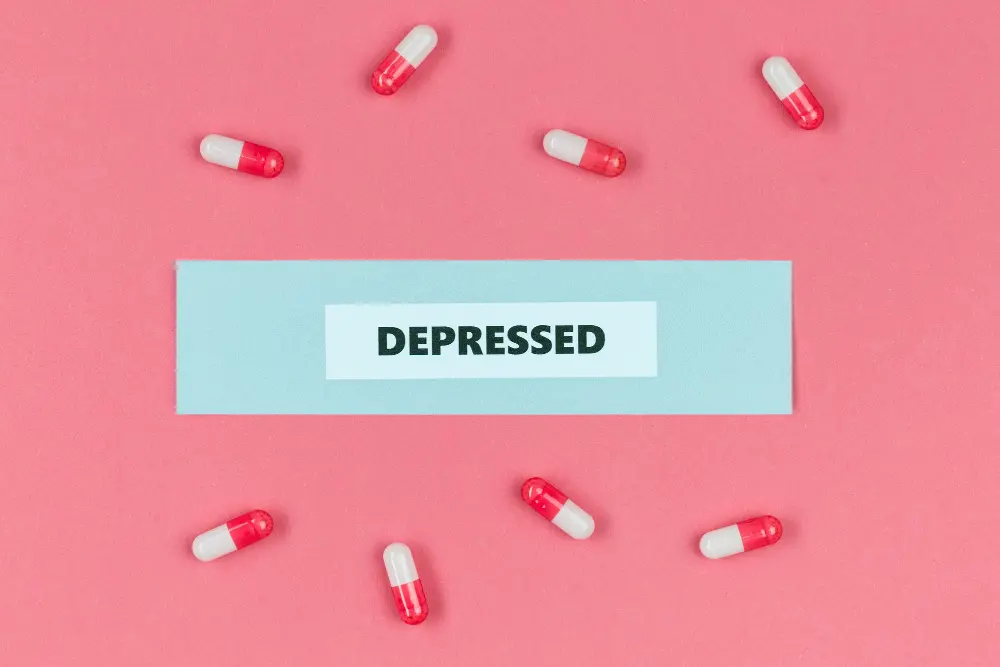 Pillen auf rosa Untergrund Schild depressed Antidepressiva ausschleichen