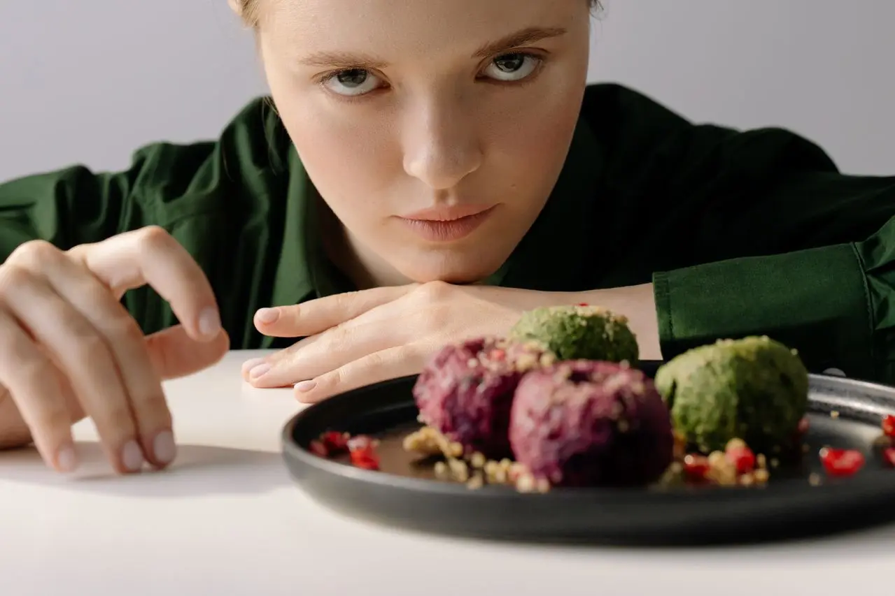 Kind Arfid Teller mit Essen