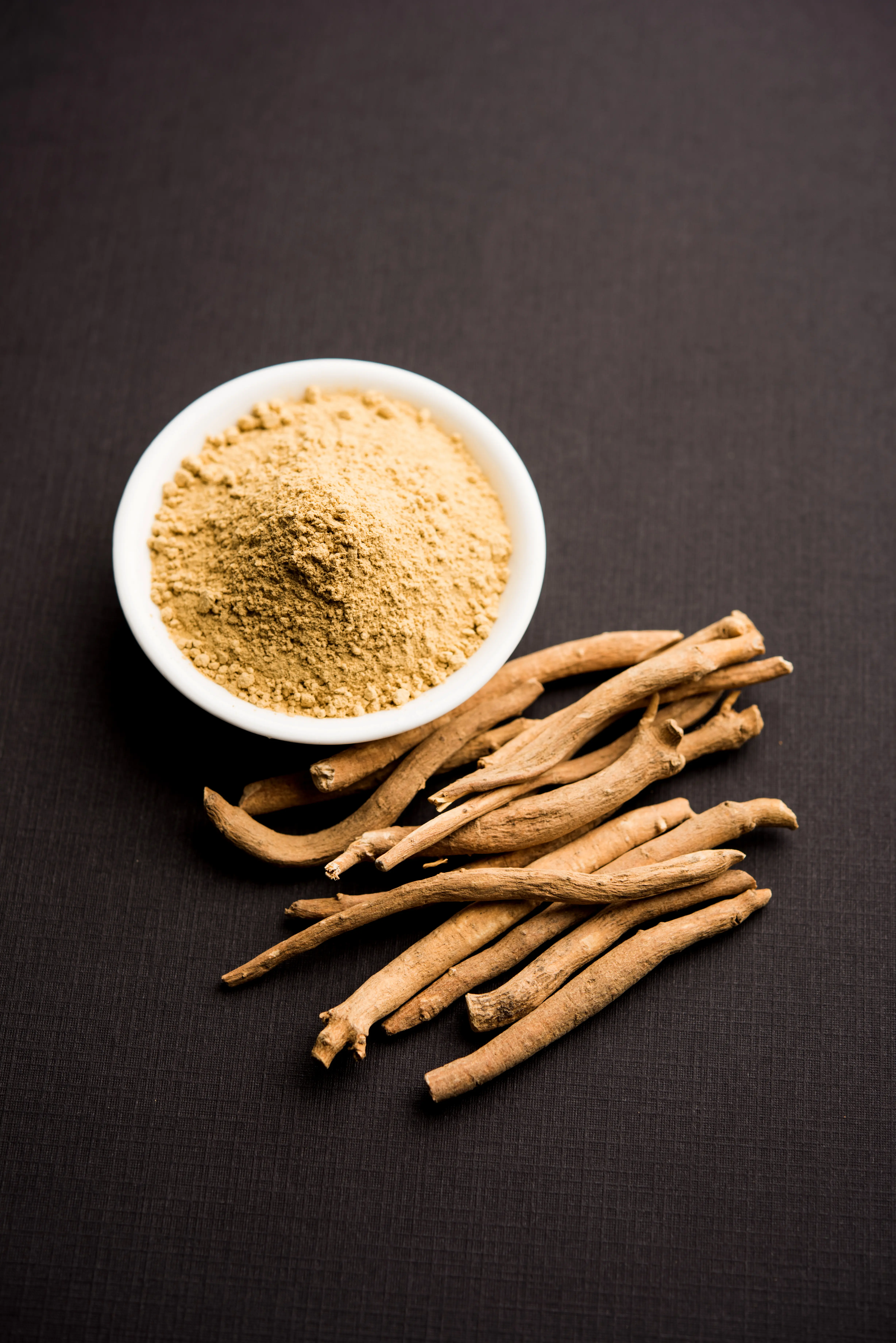 Ashwagandha Pulver und Wurzeln besser schlafen 