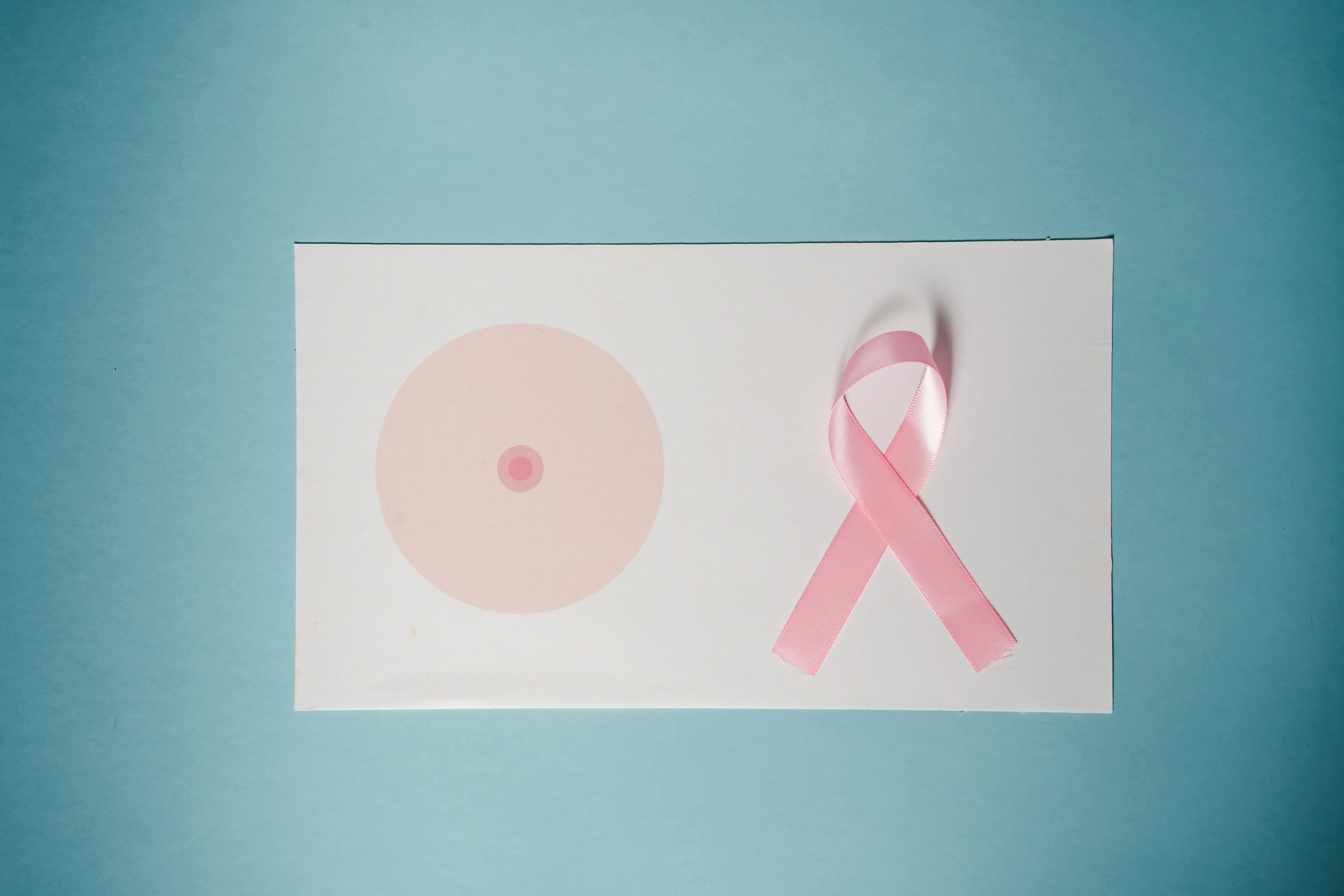 Brust und rosa Schleife auf Papier