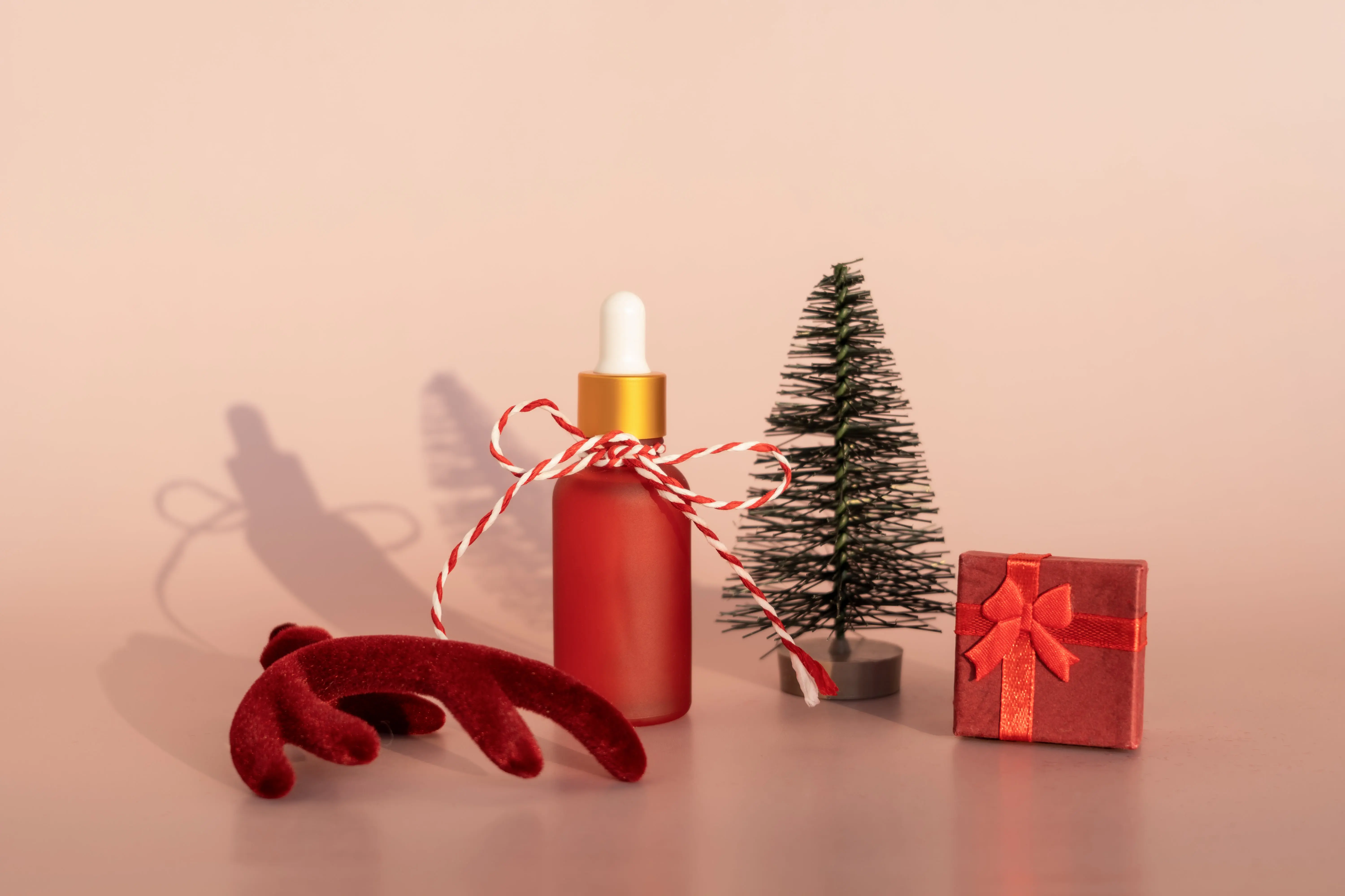 kleiner Weihnachtsbaum Serum Elchgeweih auf rosa Hintergrund
