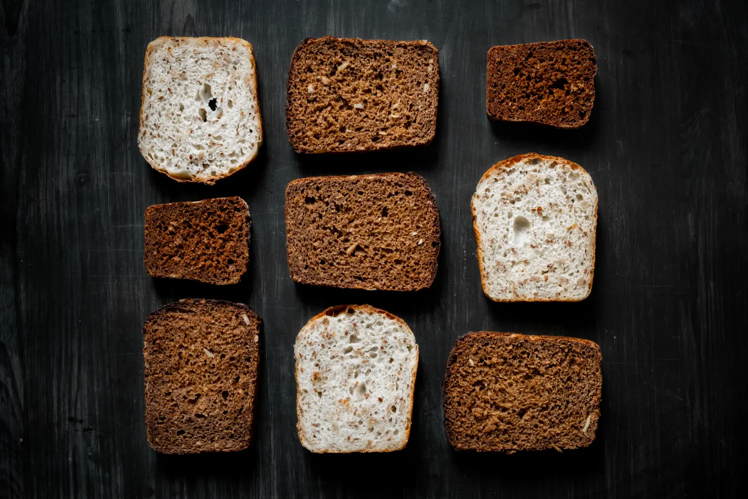 Eiweißbrot gesund verschiedene Brotsorten hell und dunkel