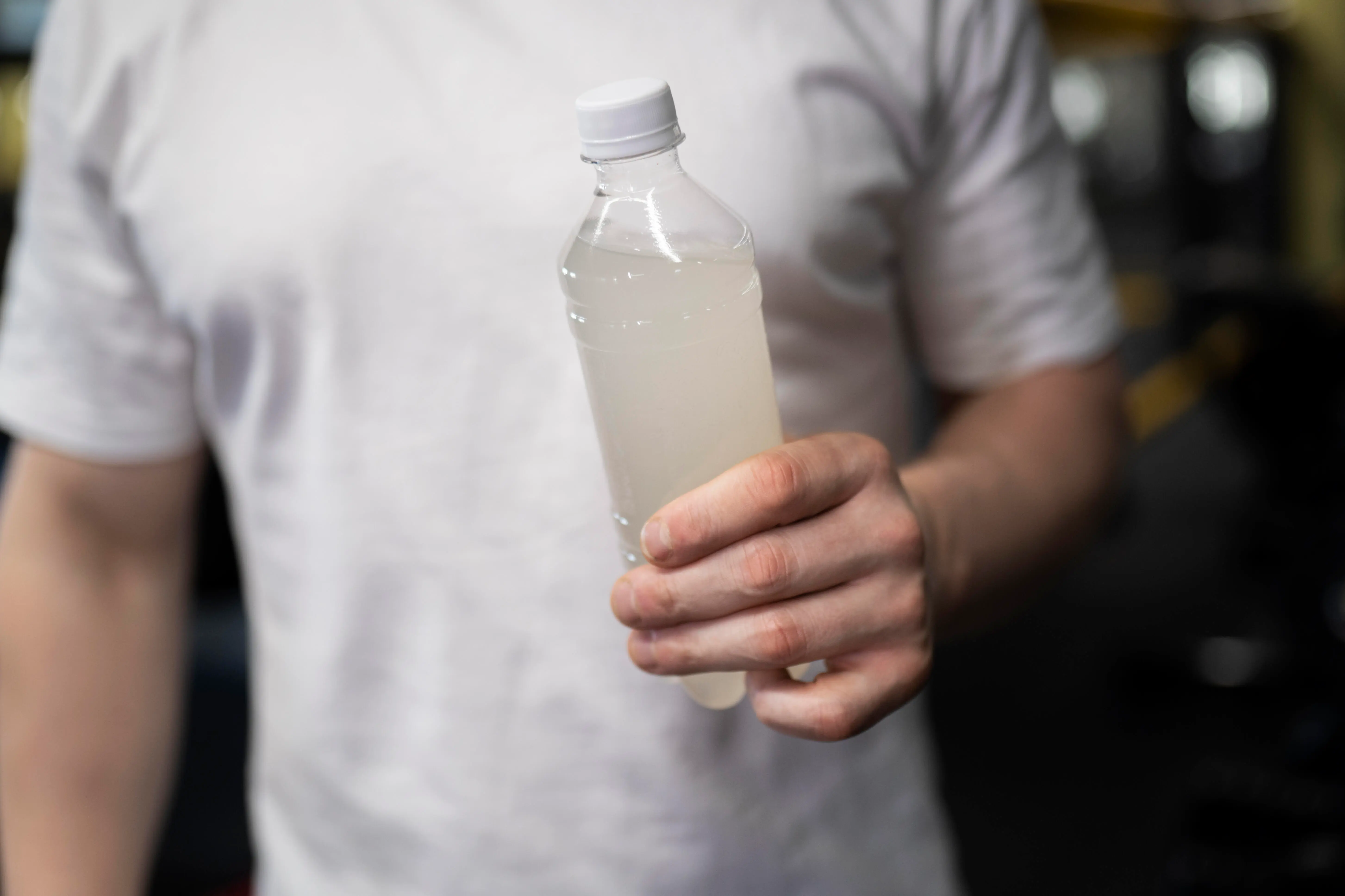 Mann hält Flasche Elektrolyte 