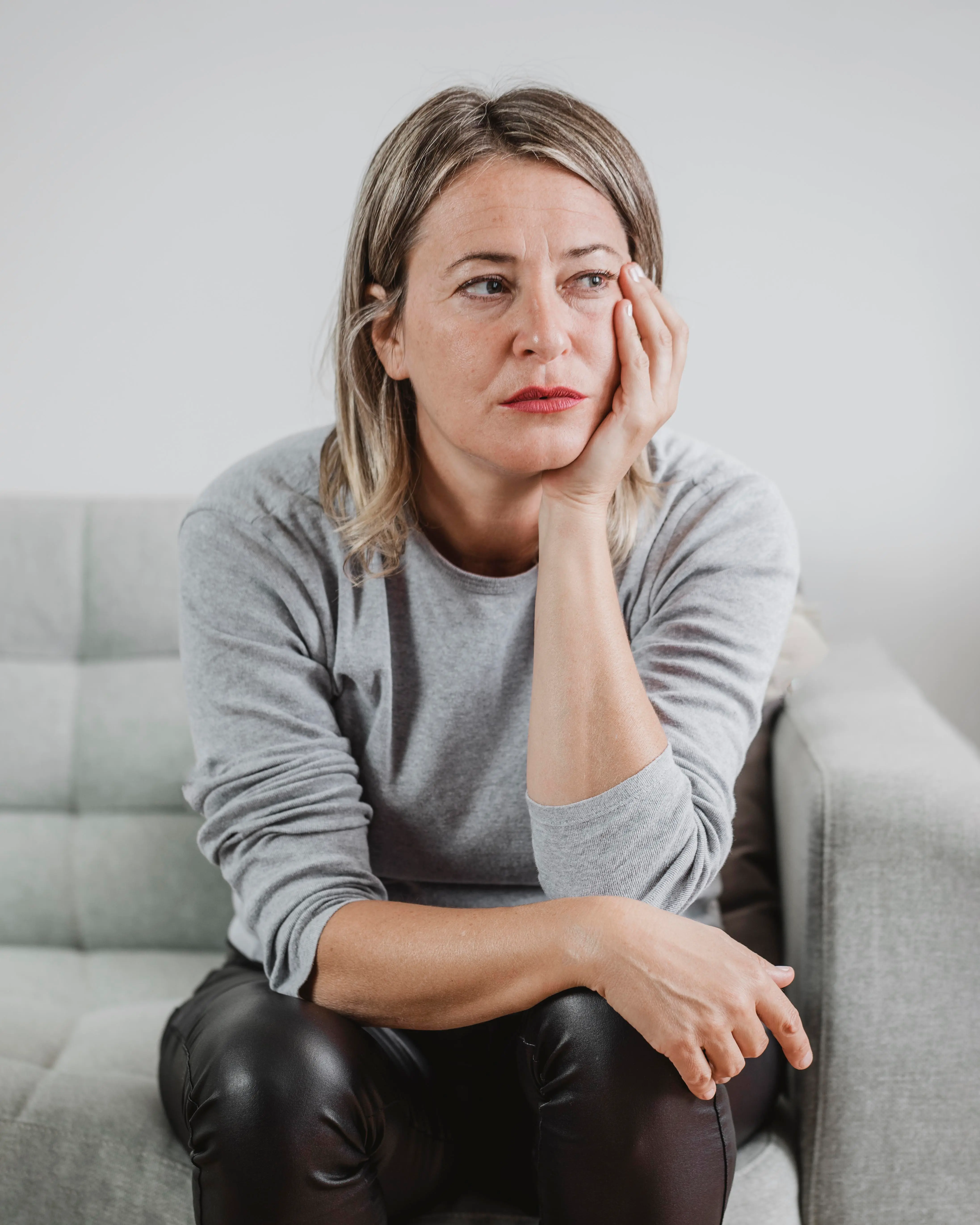 Frau sitzt auf Sofa