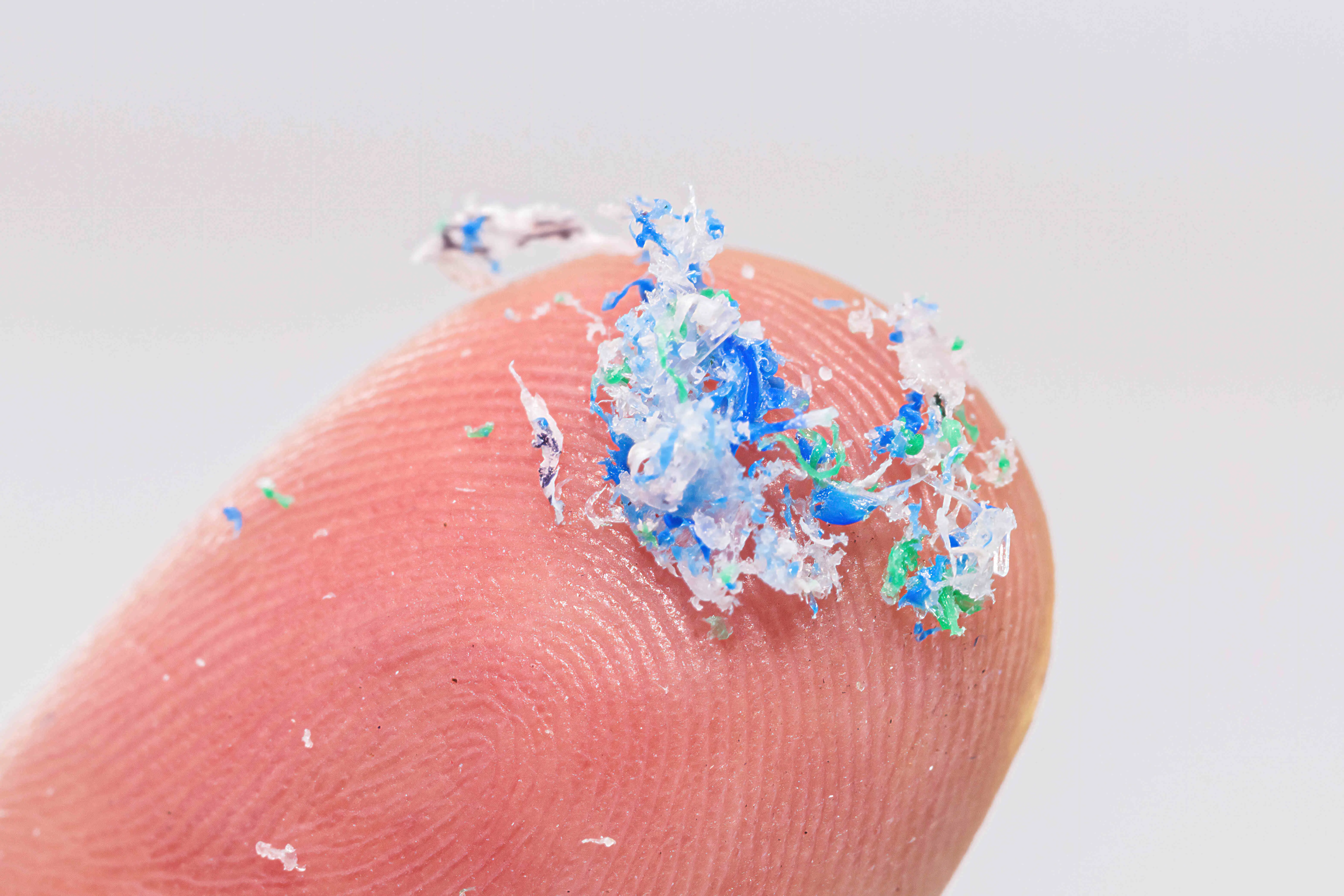Finger mit Spuren von Mikroplastik