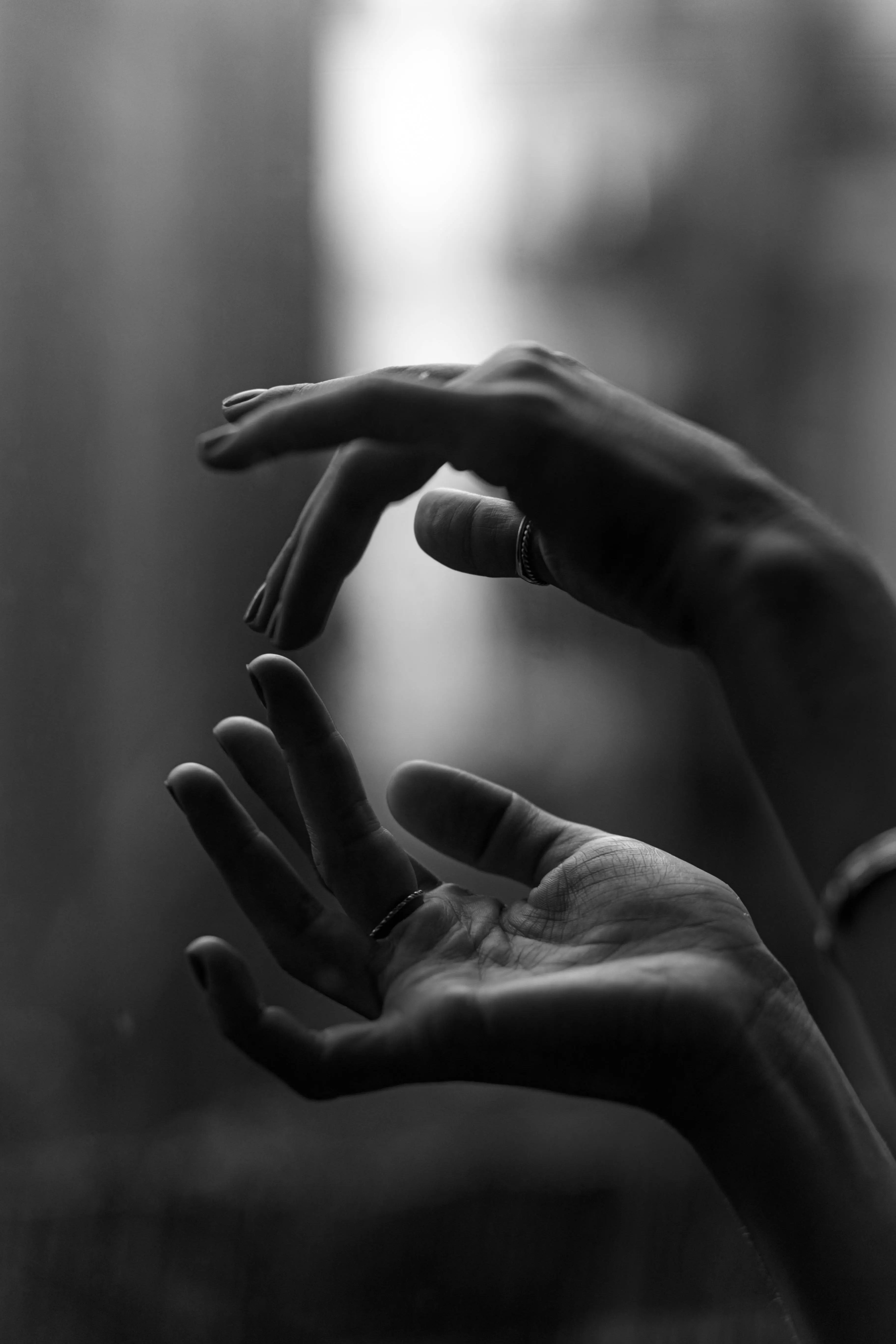 zwei Hände die sich berühren Fingerspitzen