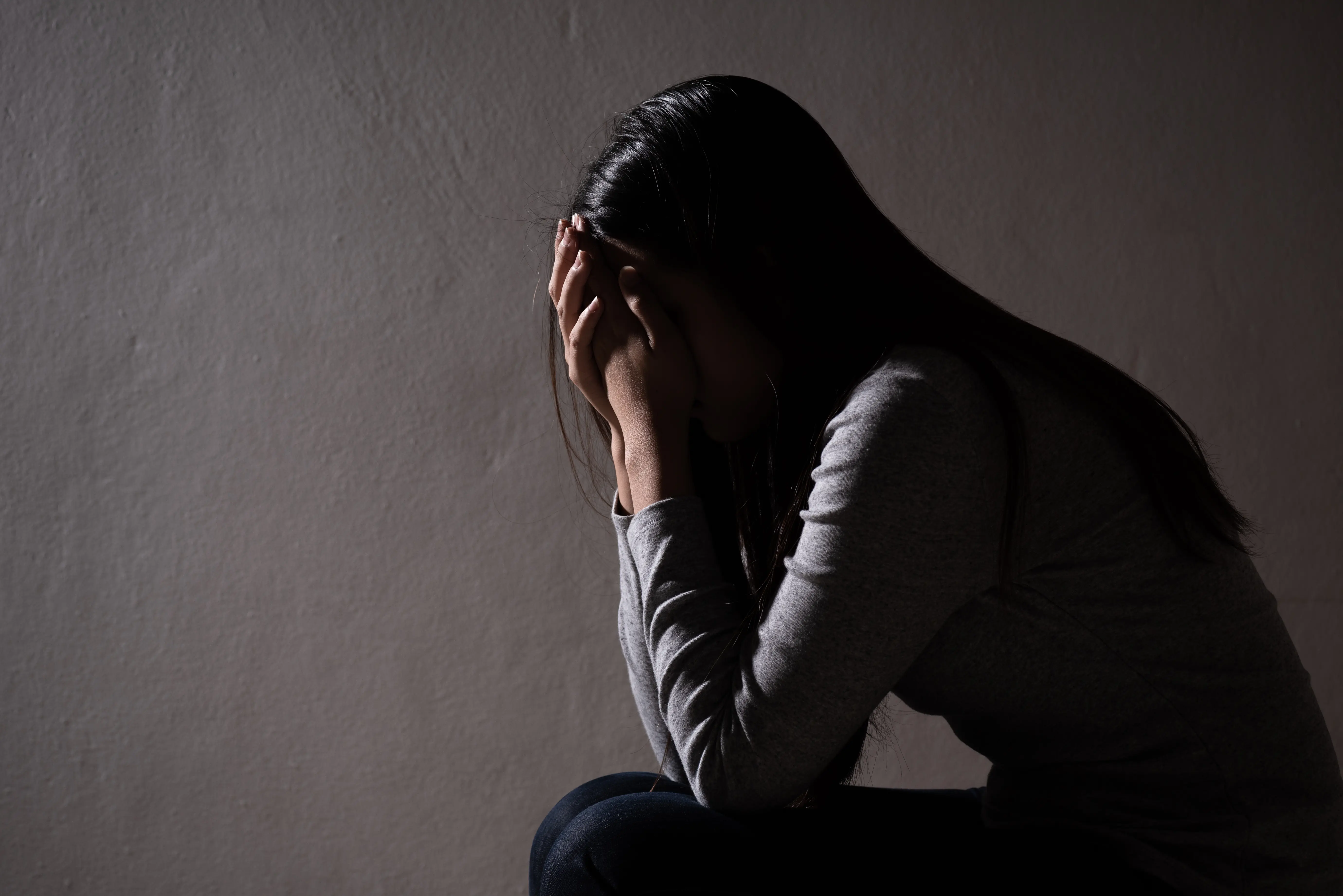 Frau Depression Hände vors Gesicht geschlagen