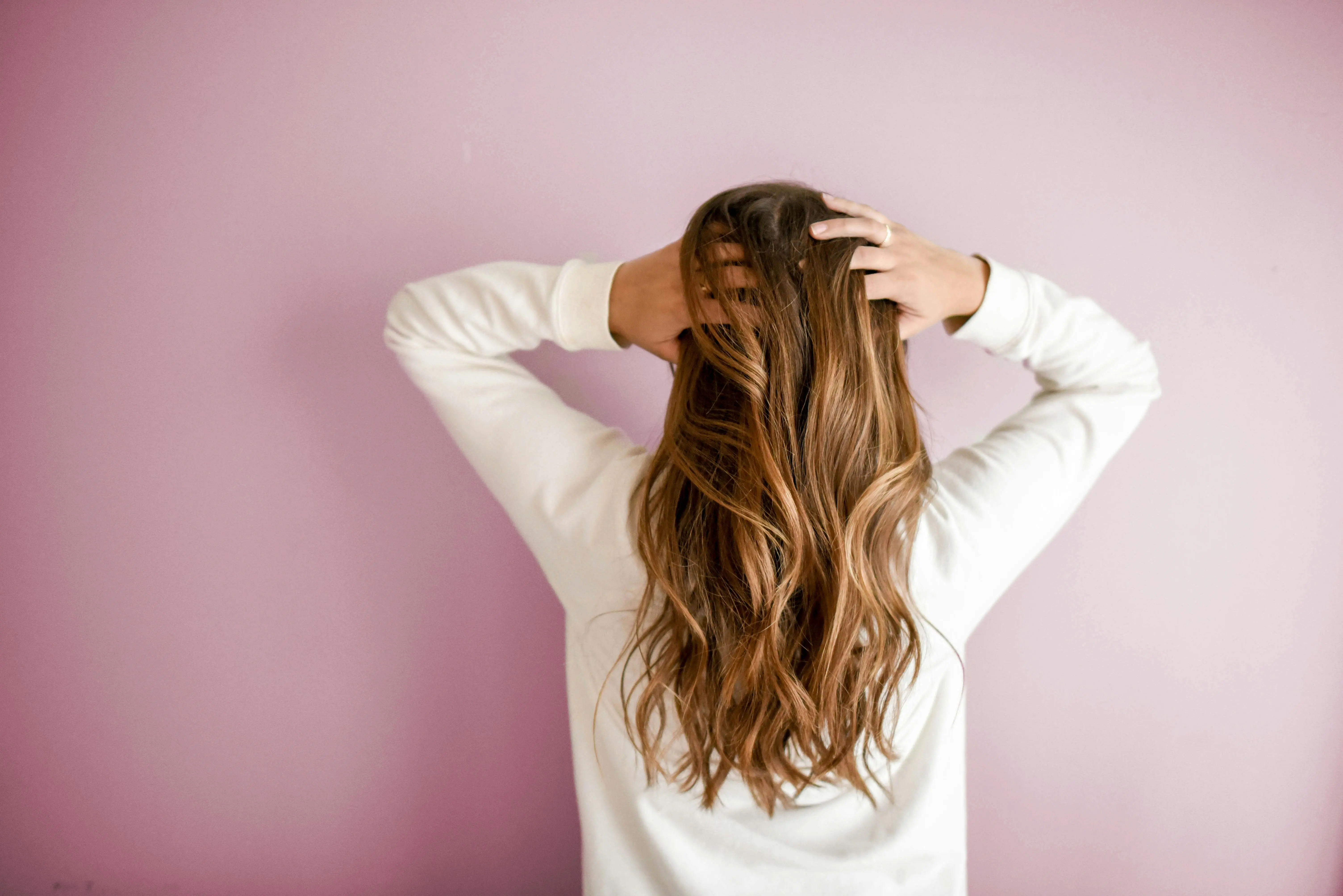 Frau von hinten mit langem Haar