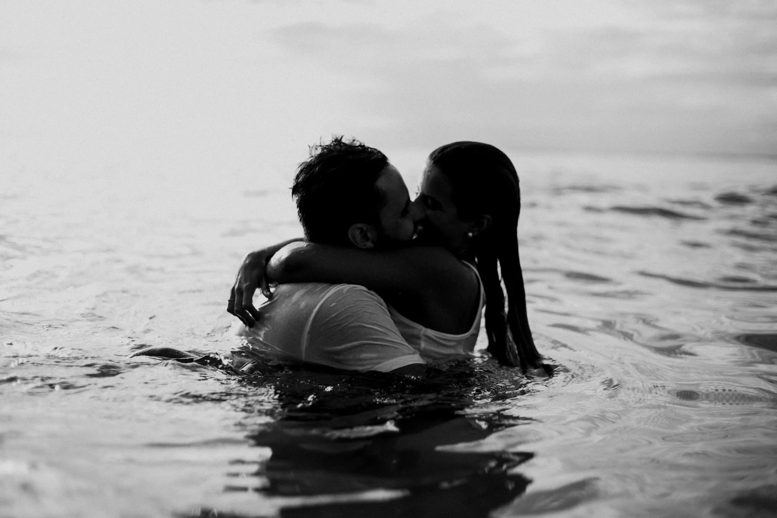 Paar umarmt sich im Wasser