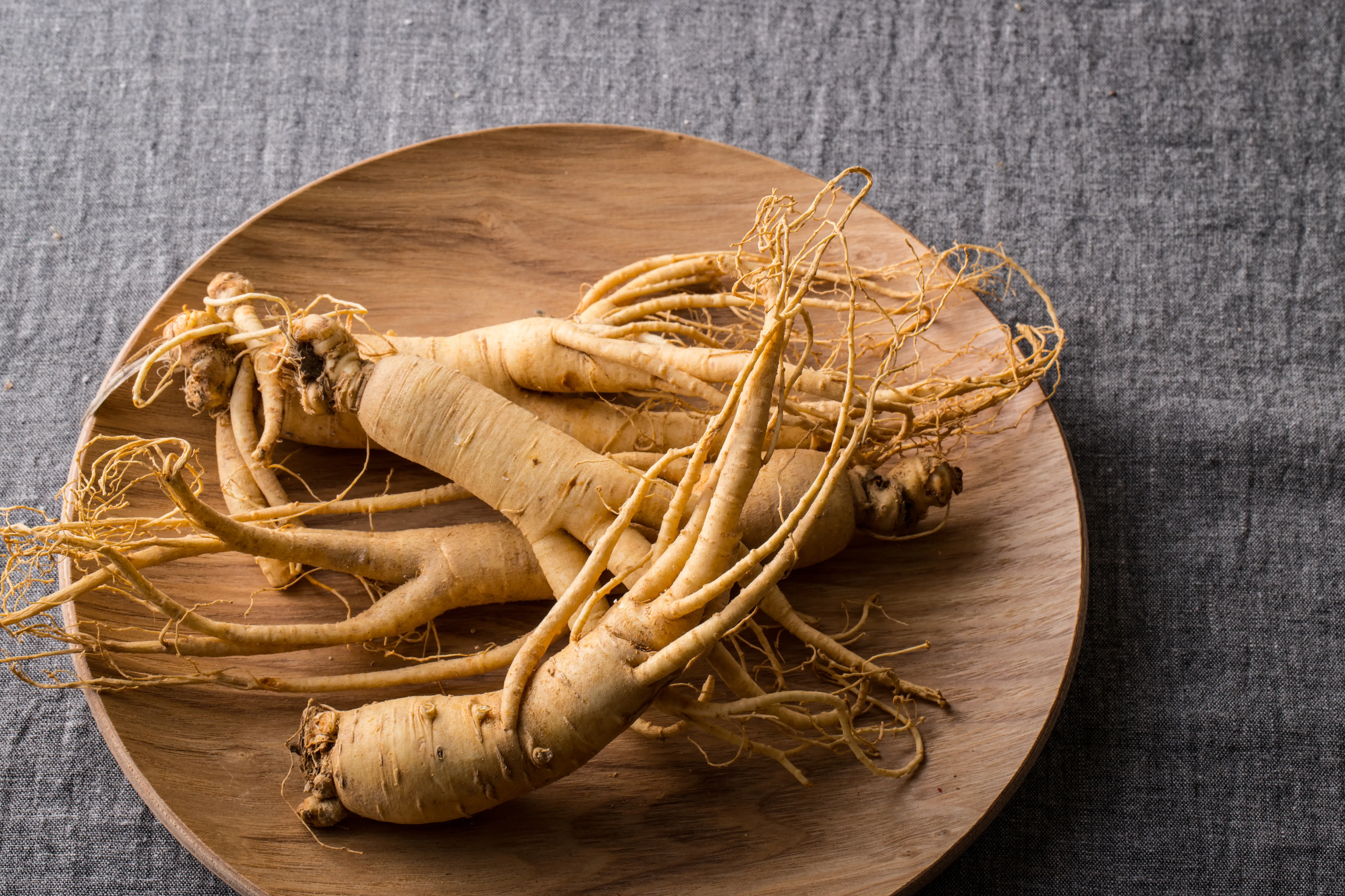 Ginseng Wurzeln auf Holzteller