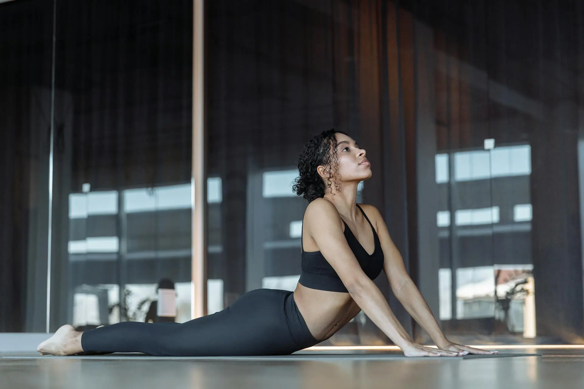 Home-Workout für die dunkle Jahreszeit: Effektive Übungen ohne Geräte