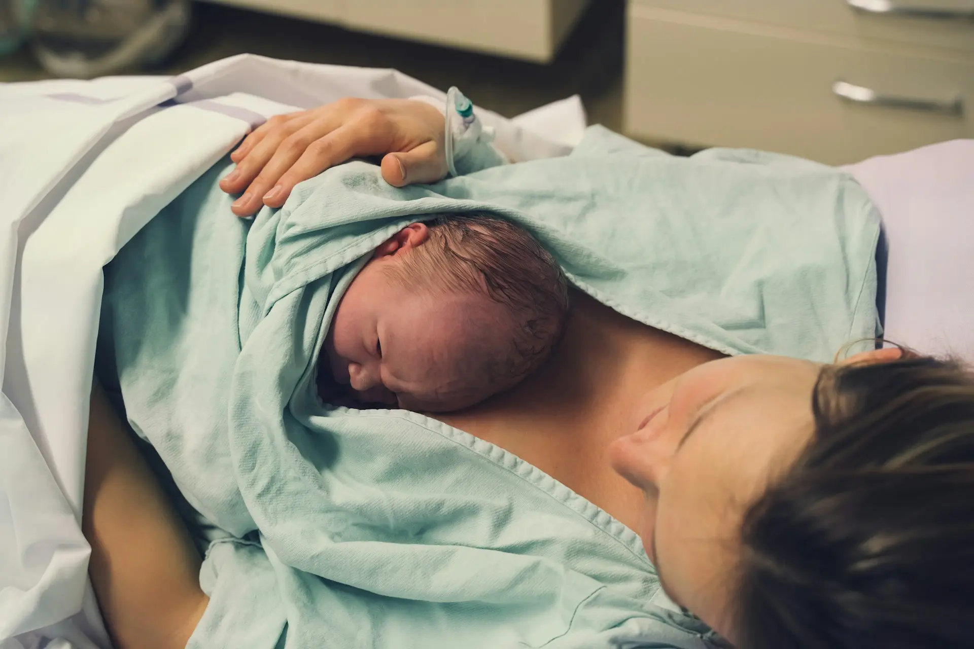 Mutter mit Baby im Krankenhaus HPV Impfung Frühgeburt