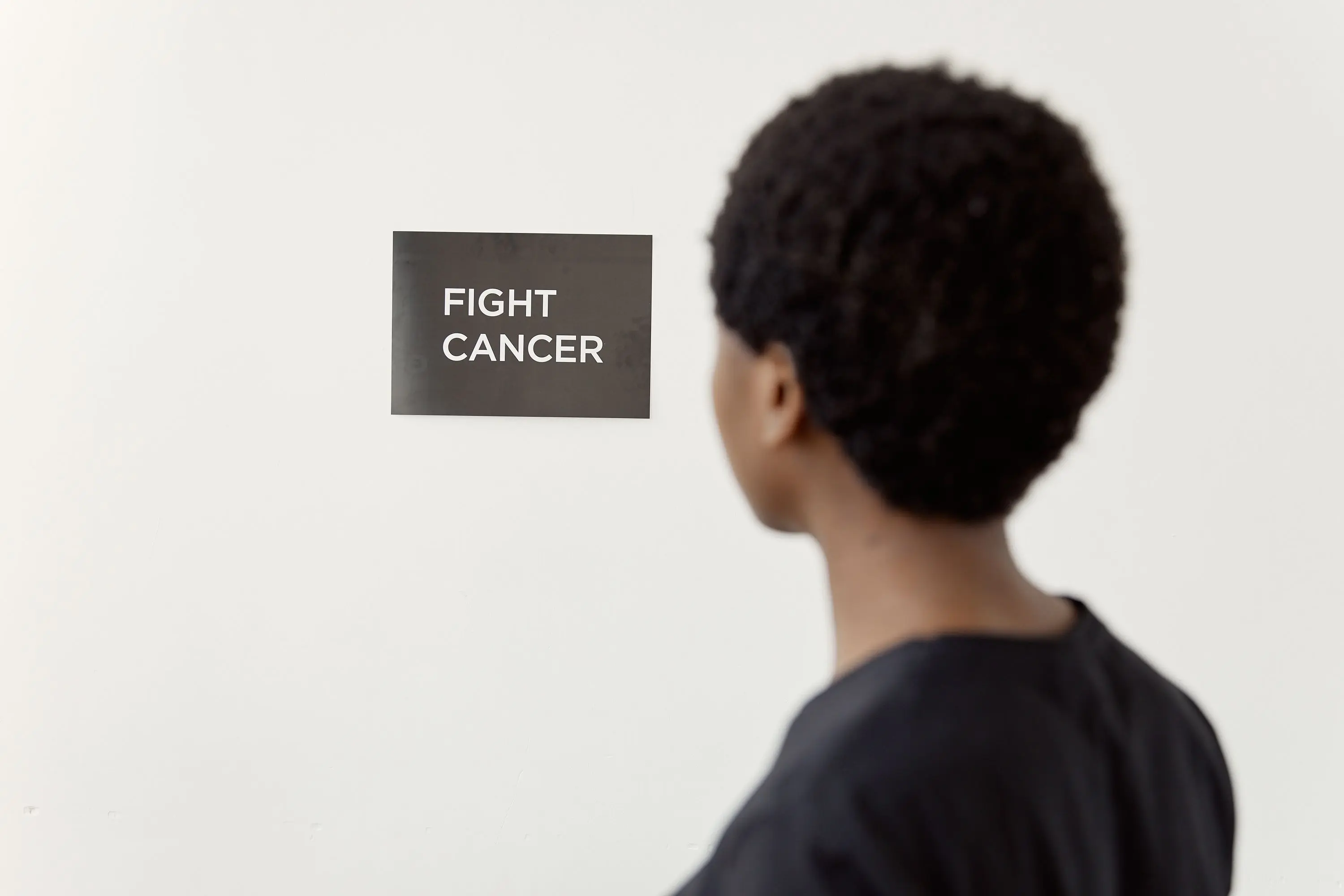 Schild Fight Cancer Frau von hinten Krebs Genetik