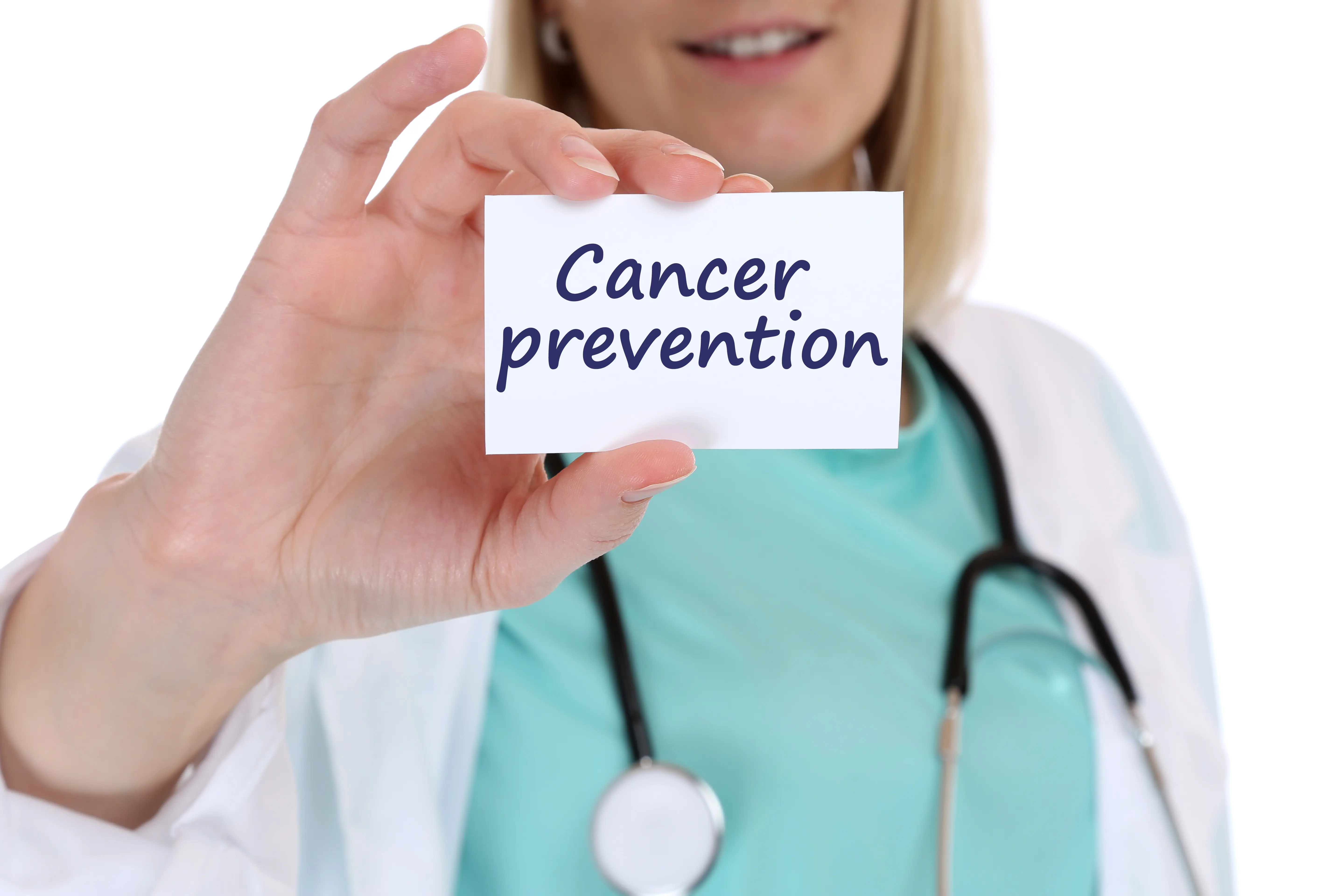 Frau hält Schild mit Cancer Prevention