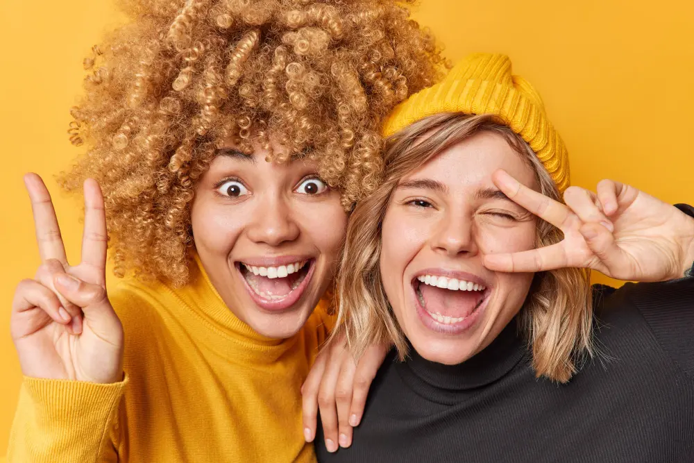 Zwei Frauen lachen Therapie COPD