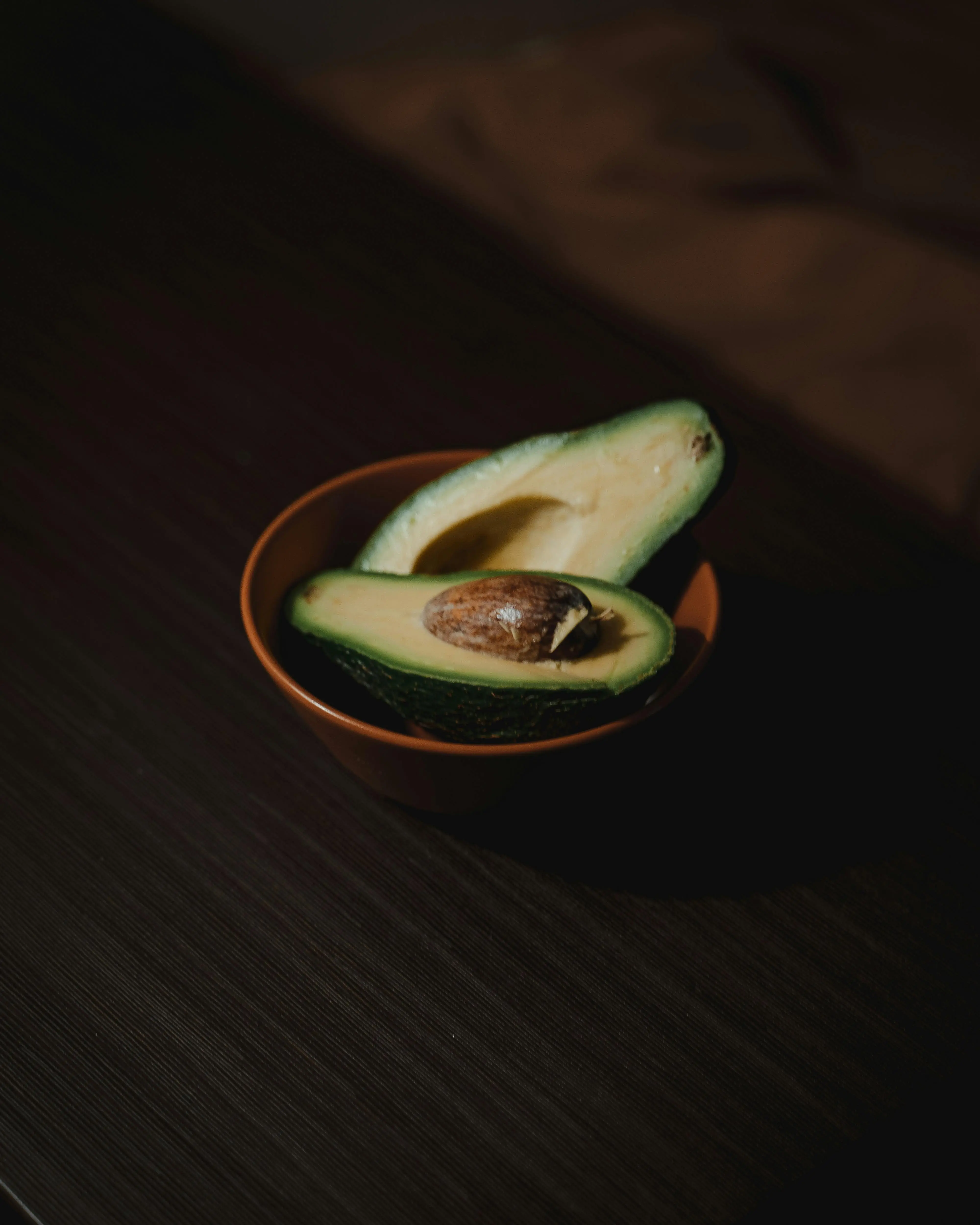 aufgeschnittene Avocado gegen Brain Fog