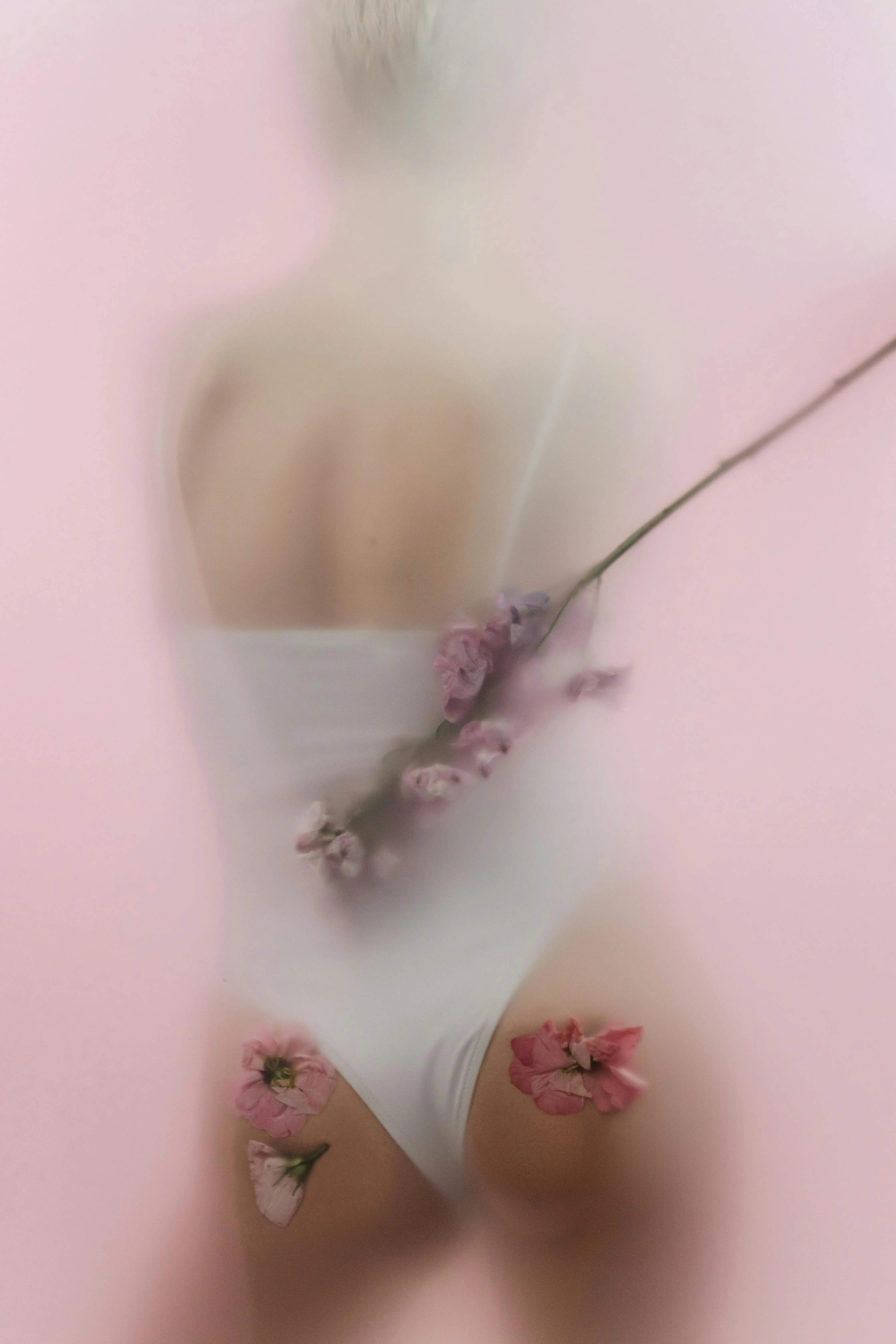 Frau in Unterwäsche im Nebel