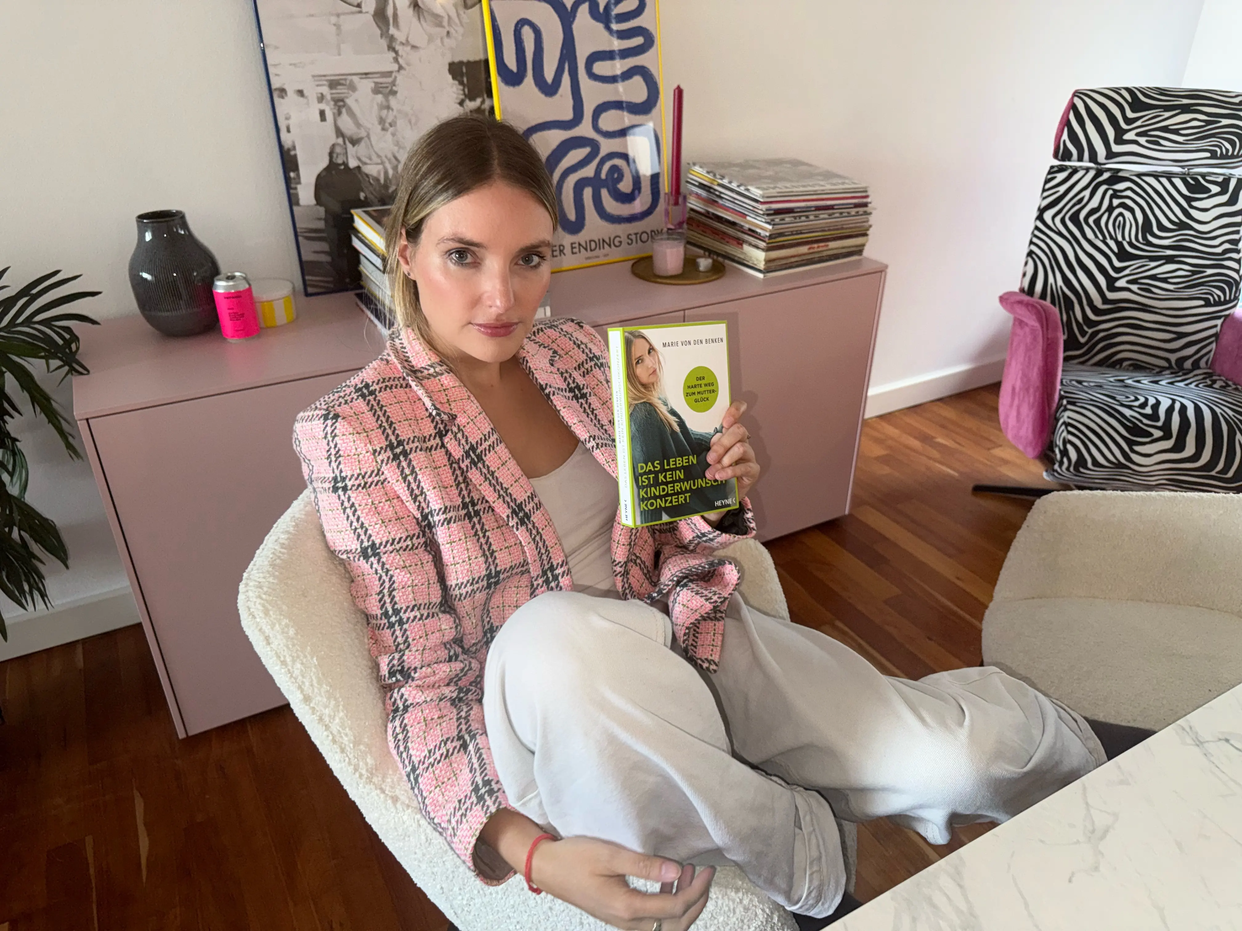 Marie von den Benken mit Buchcover