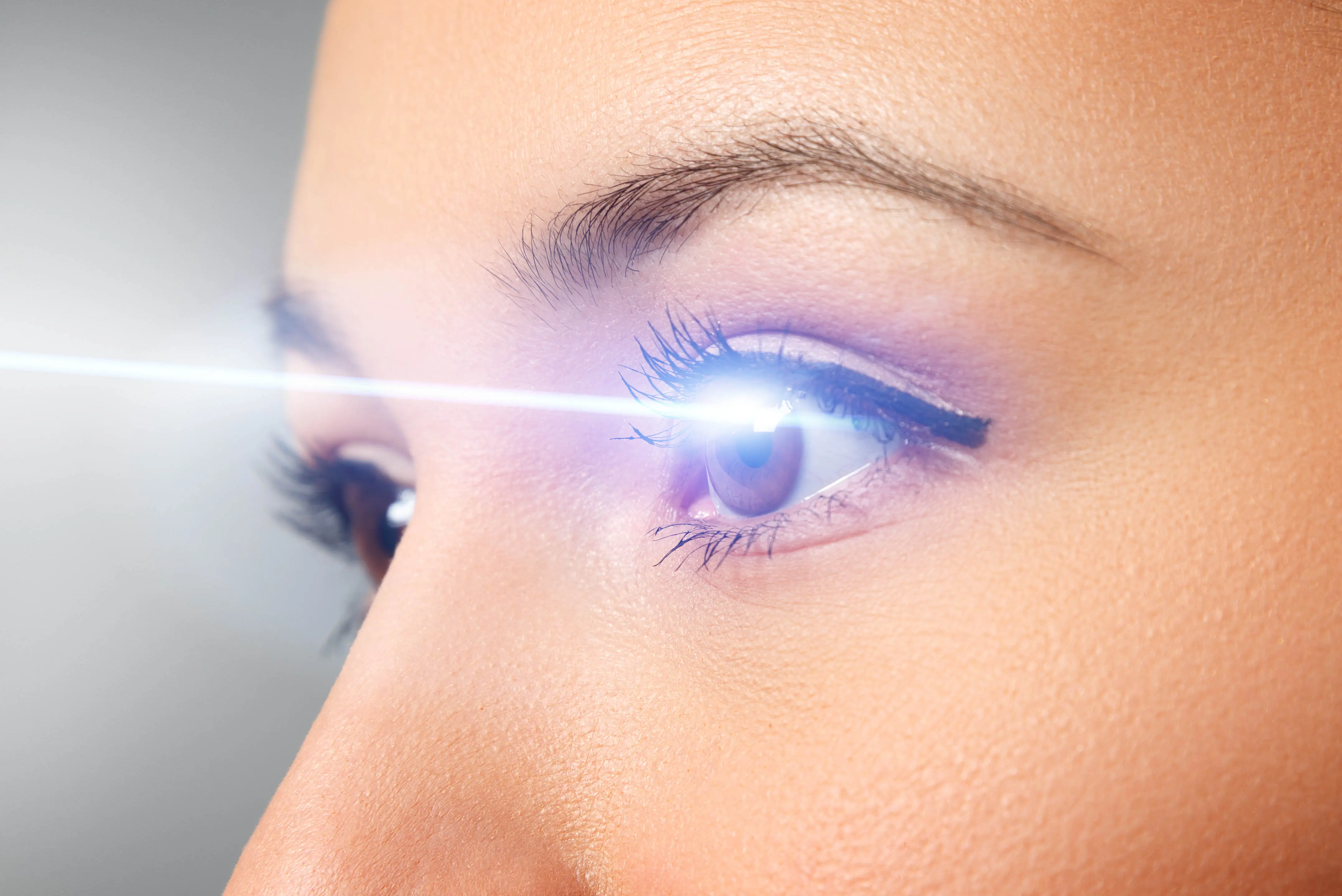Frau wird am Auge gelasert