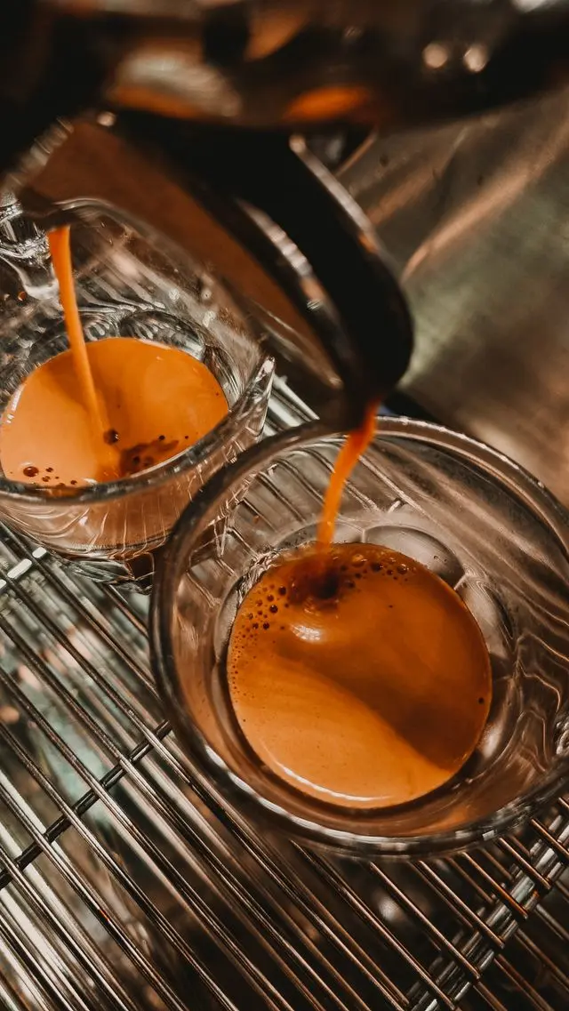 Kaffee in Glasern Maschine