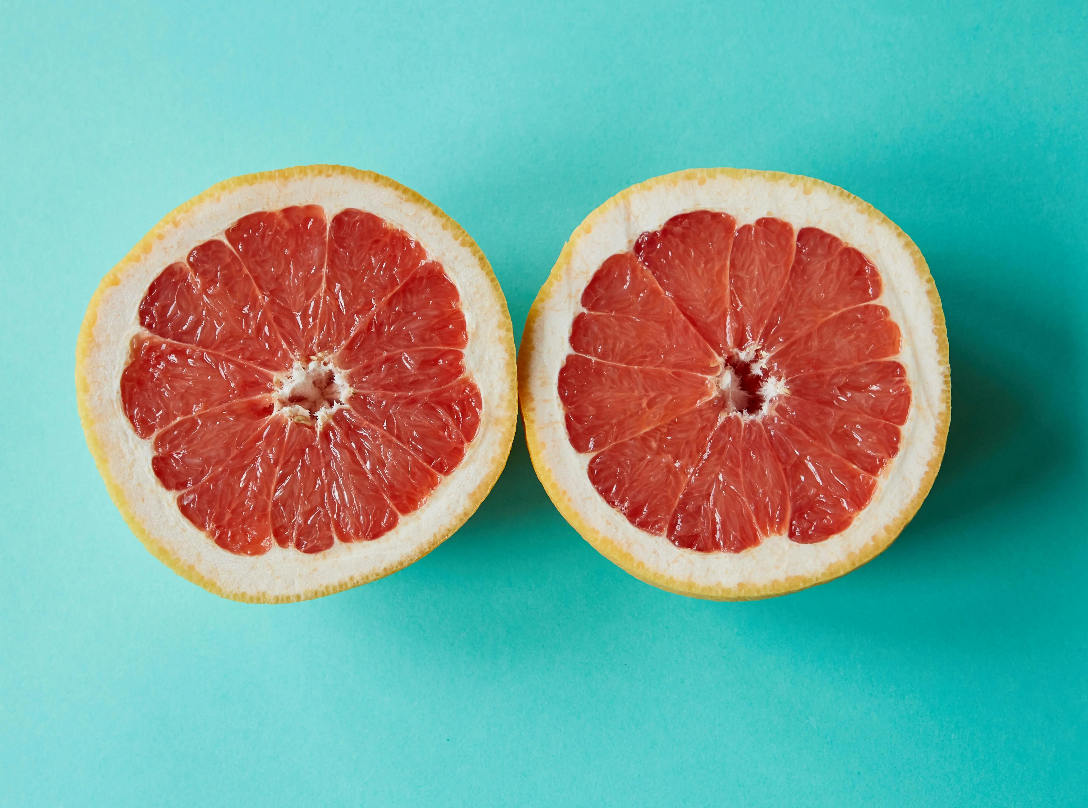 zwei Grapefruit Hälften