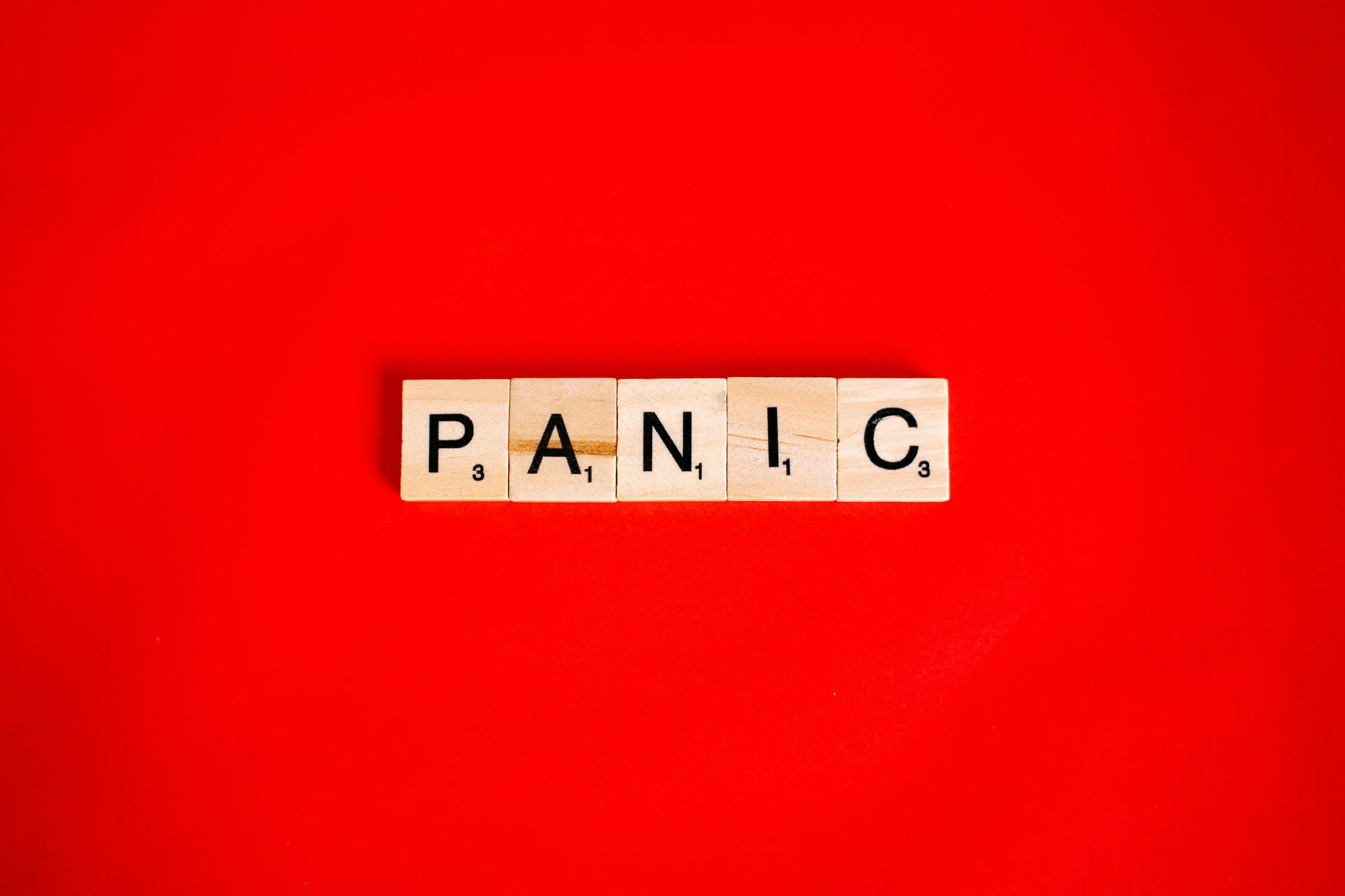 Buchstaben Panic auf rotem Untergrund
