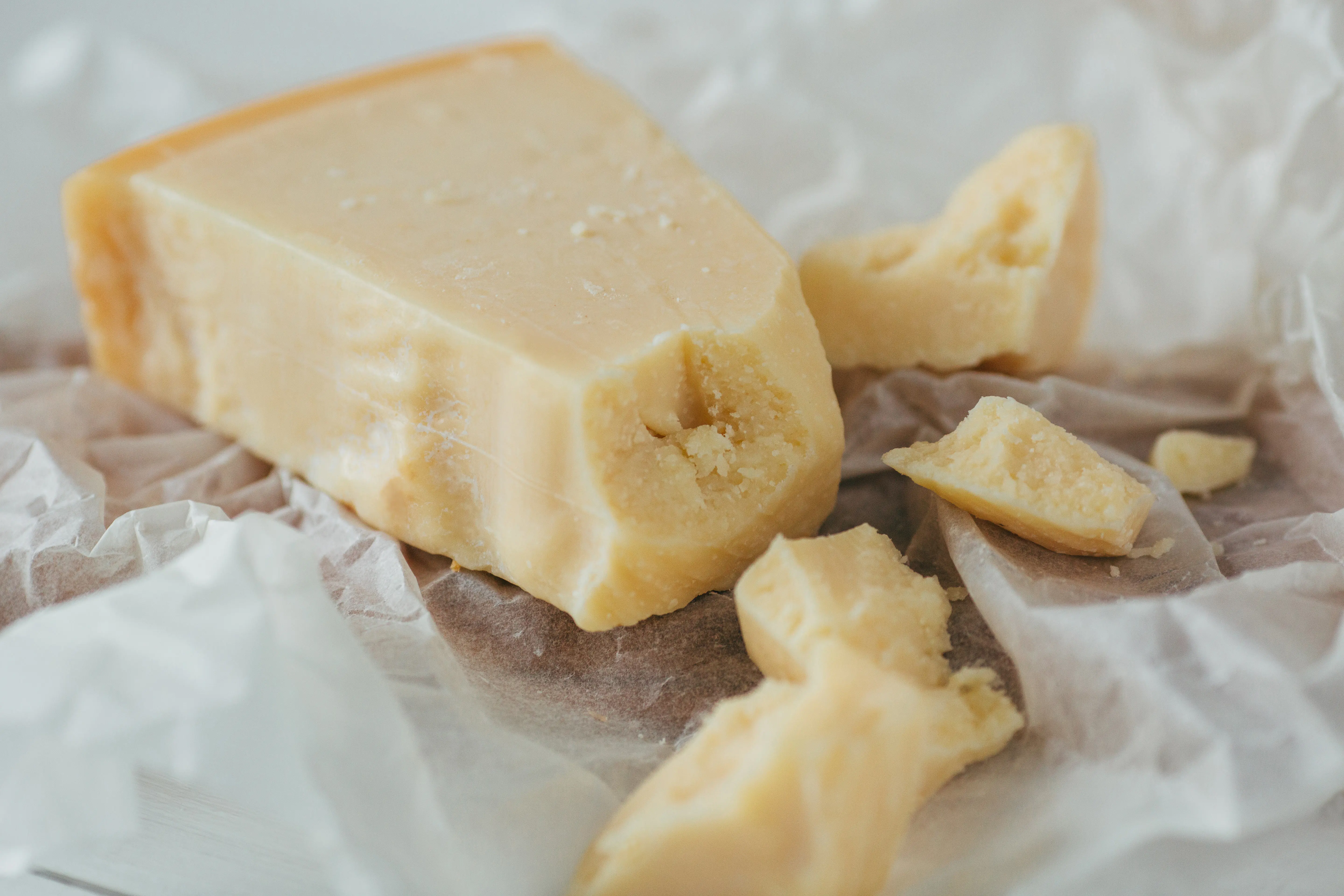 Parmesan Käse auf weißem Pergament