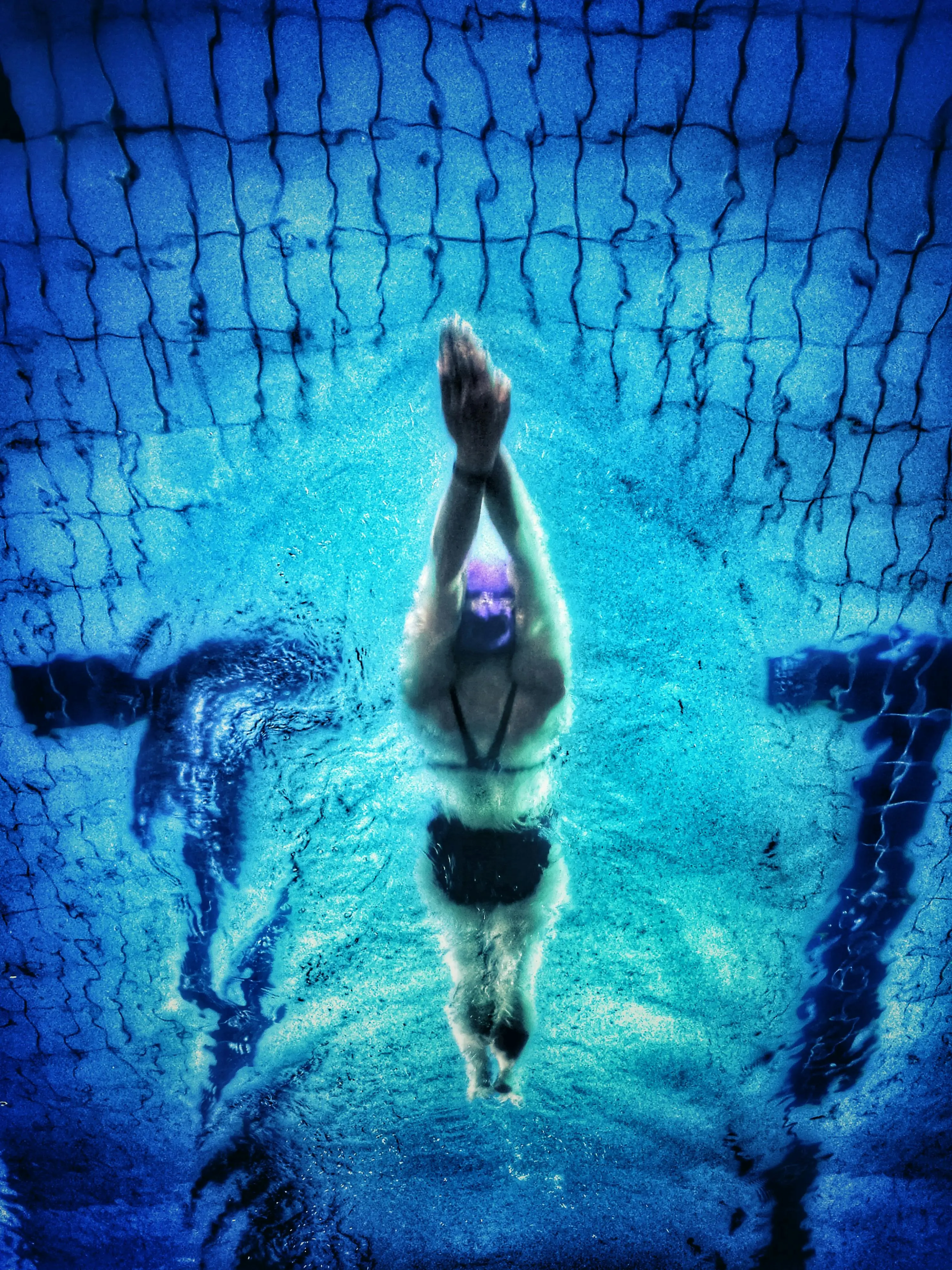 Mann schwimmt im Pool