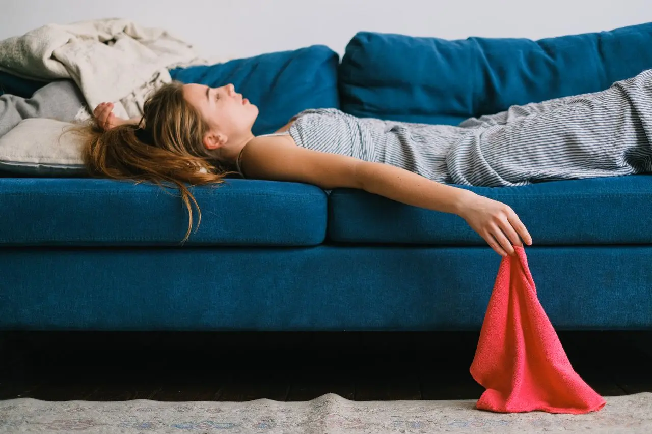 Post Covid Studie Kortison Prednisolon Frau müde auf Sofa