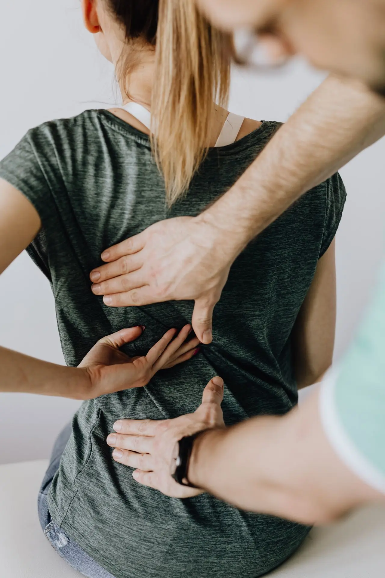 Frau von hinten Rücken Physiotherapeut
