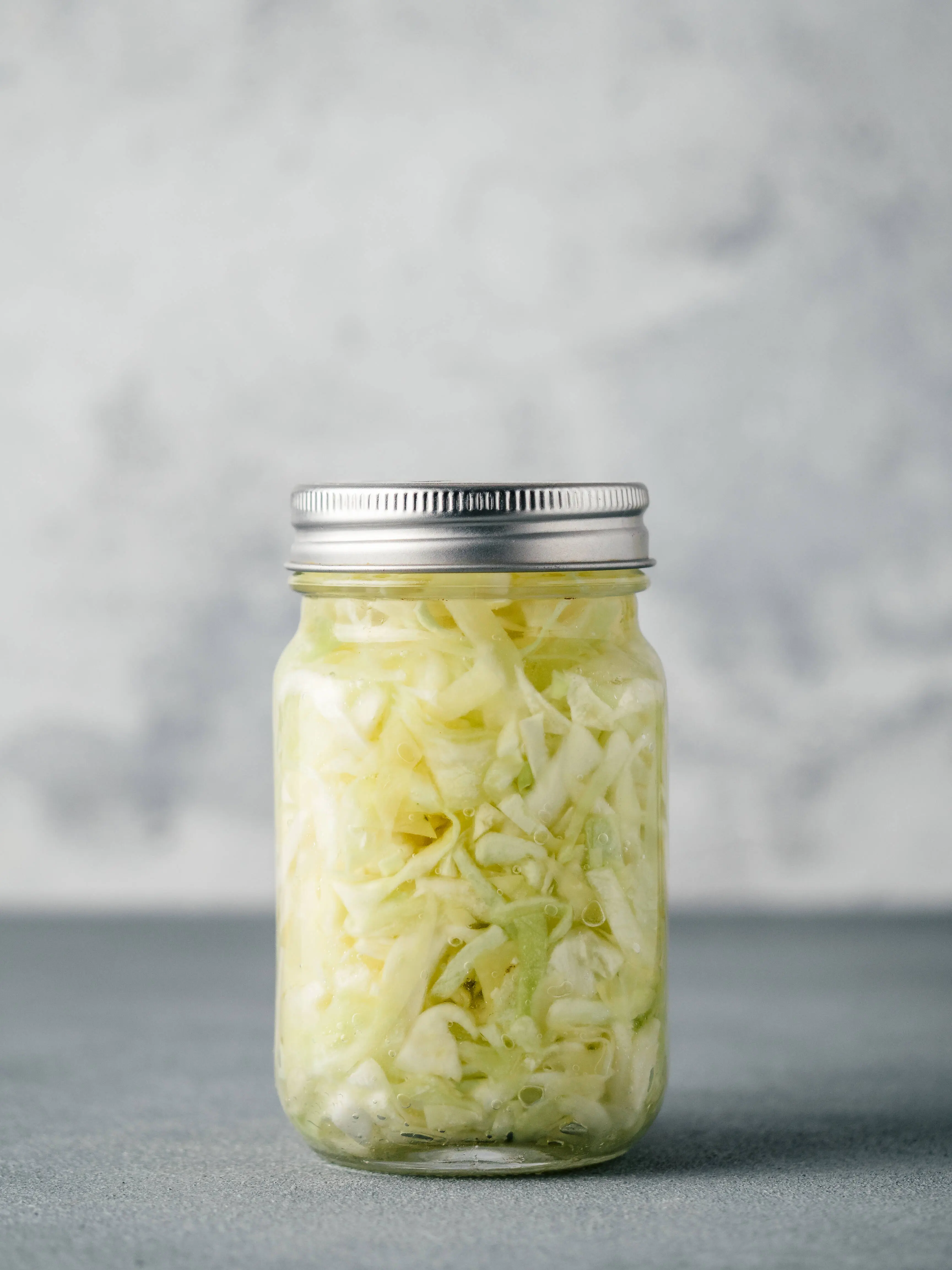 Sauerkraut im offenen Glas gesund Darm
