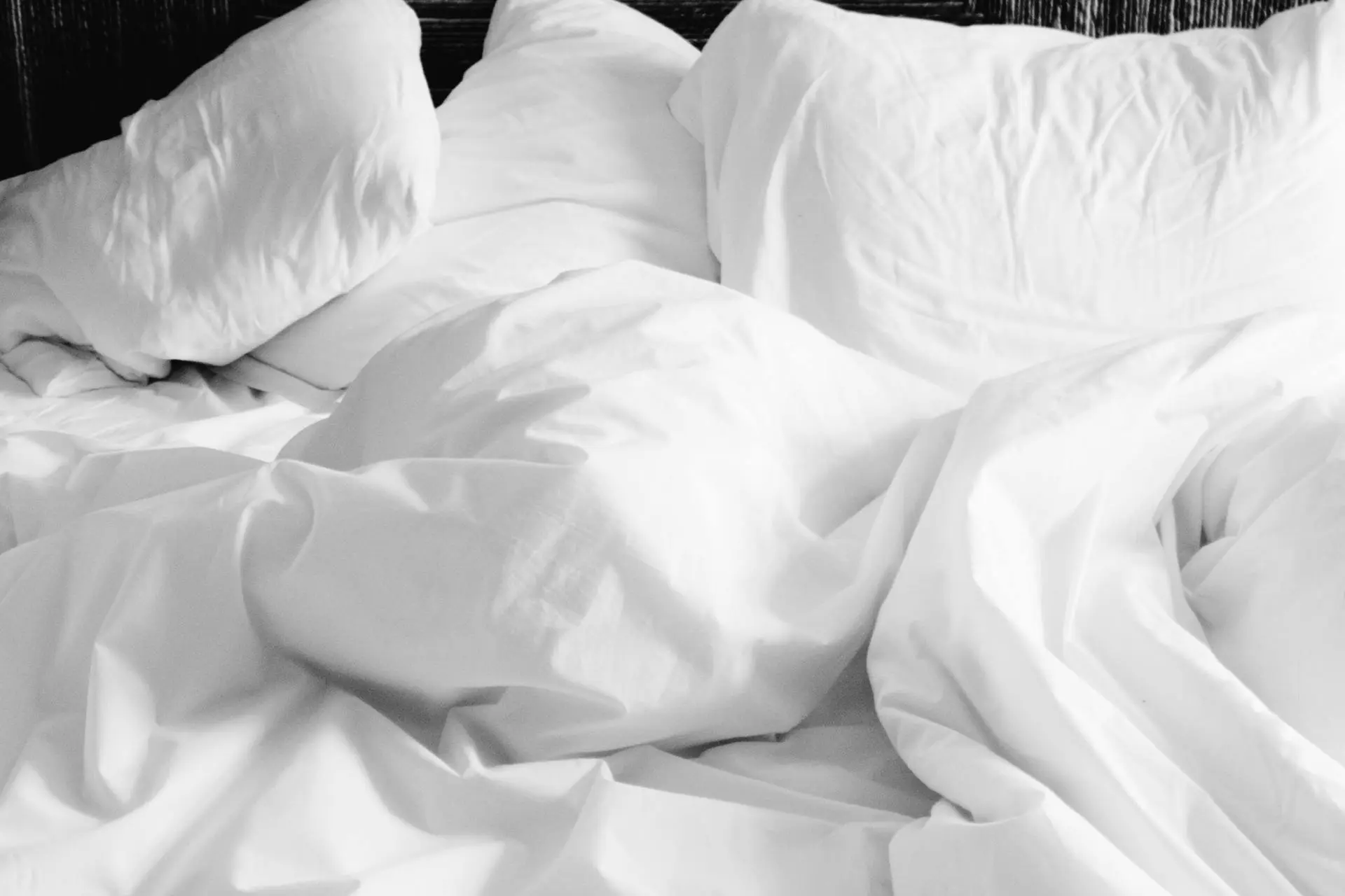 Bett mit Kissen