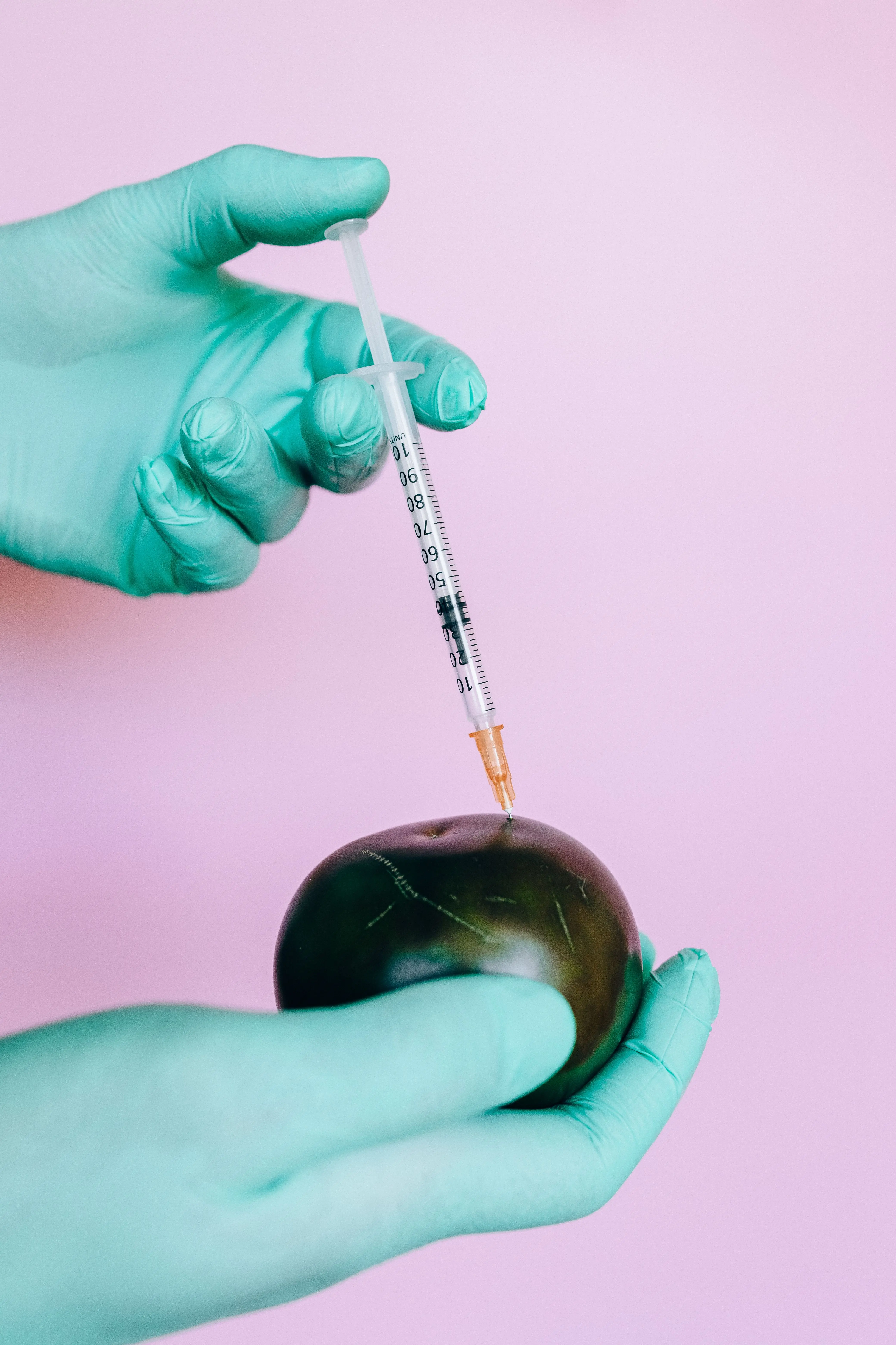 Biohacking Spritze in Frucht