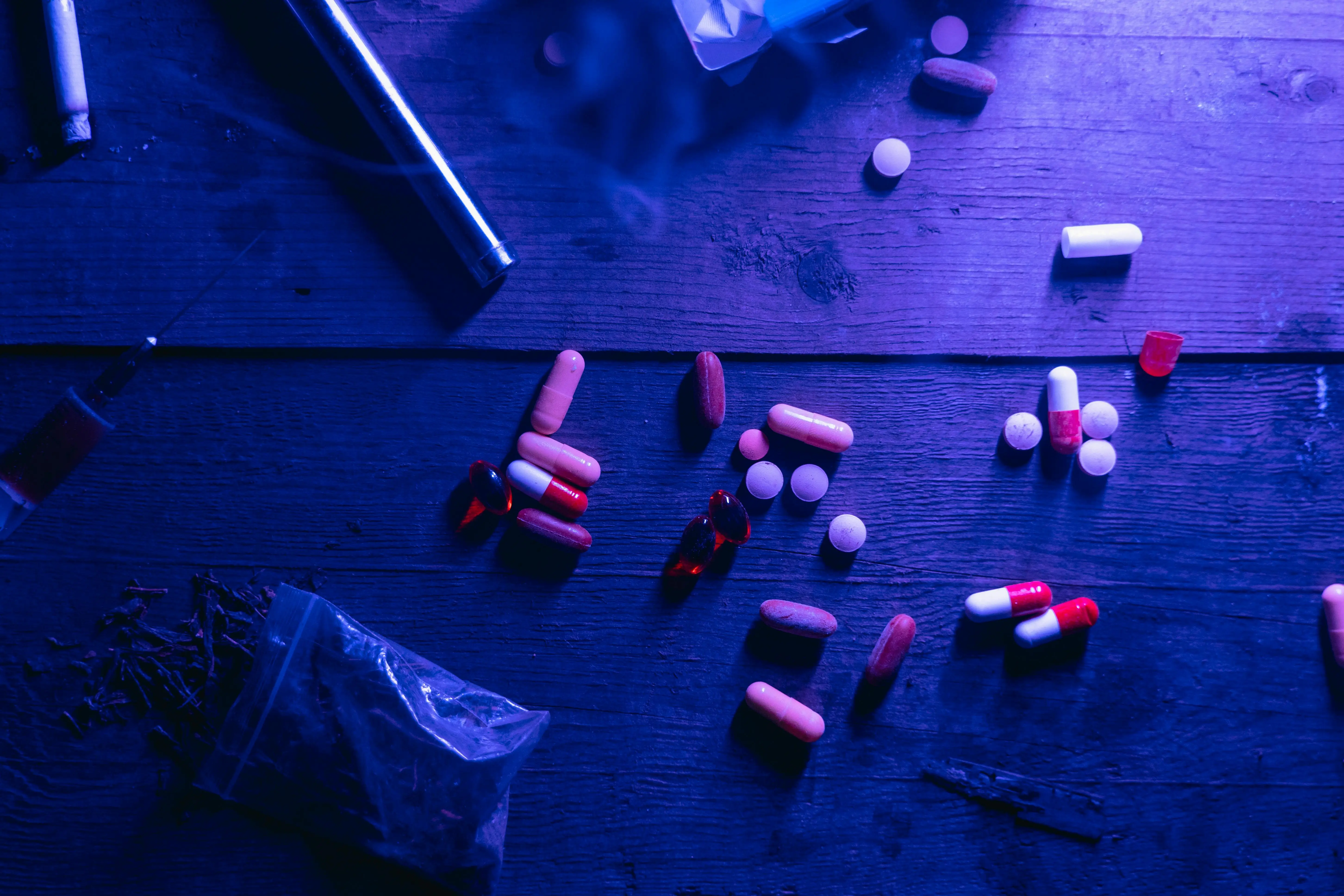 Pillen und Tabletten auf lila Untergrund