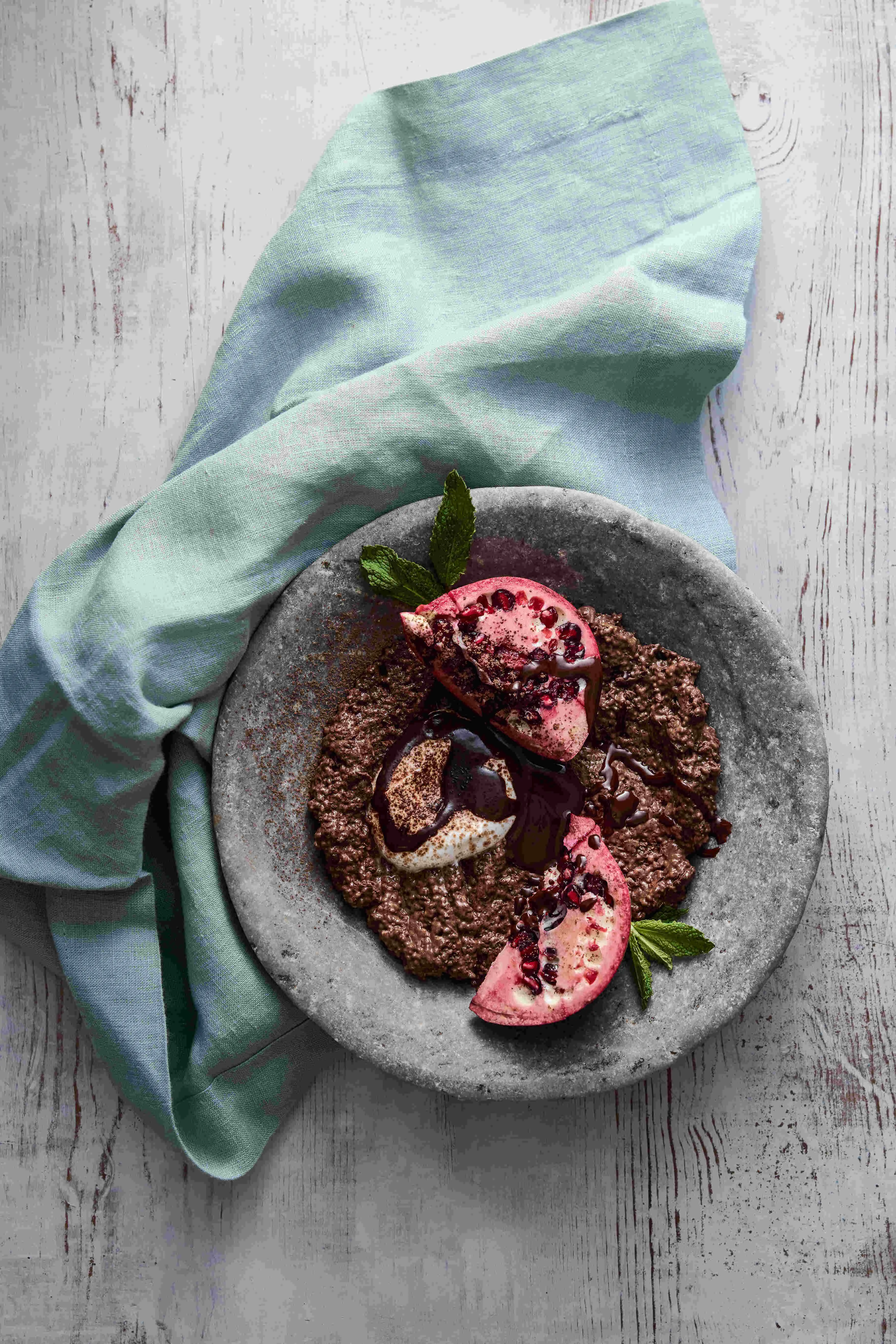 Schokoladen-Chia Nachtisch auf Teller
