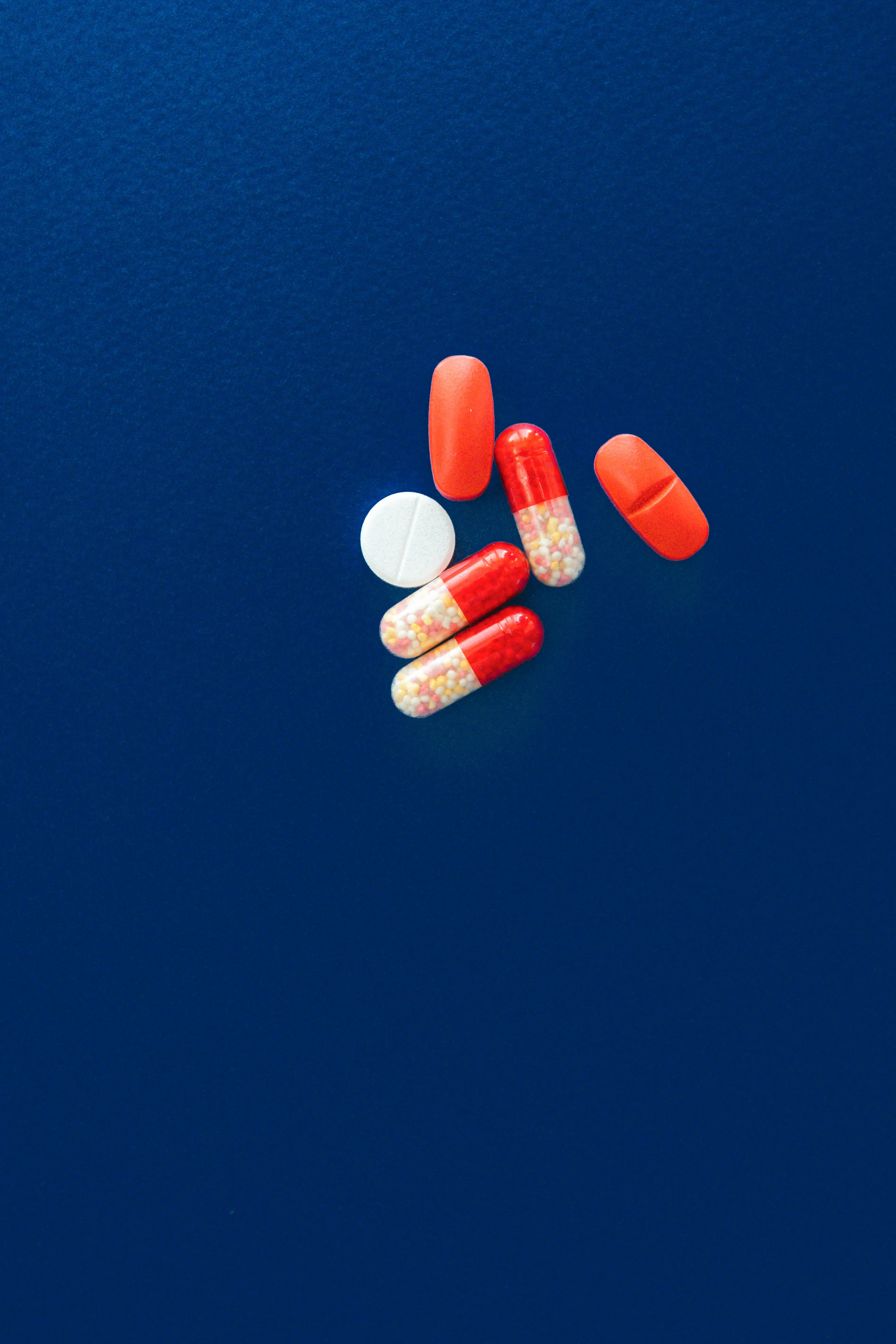 Tabletten und Pillen auf blauem Hintergrund
