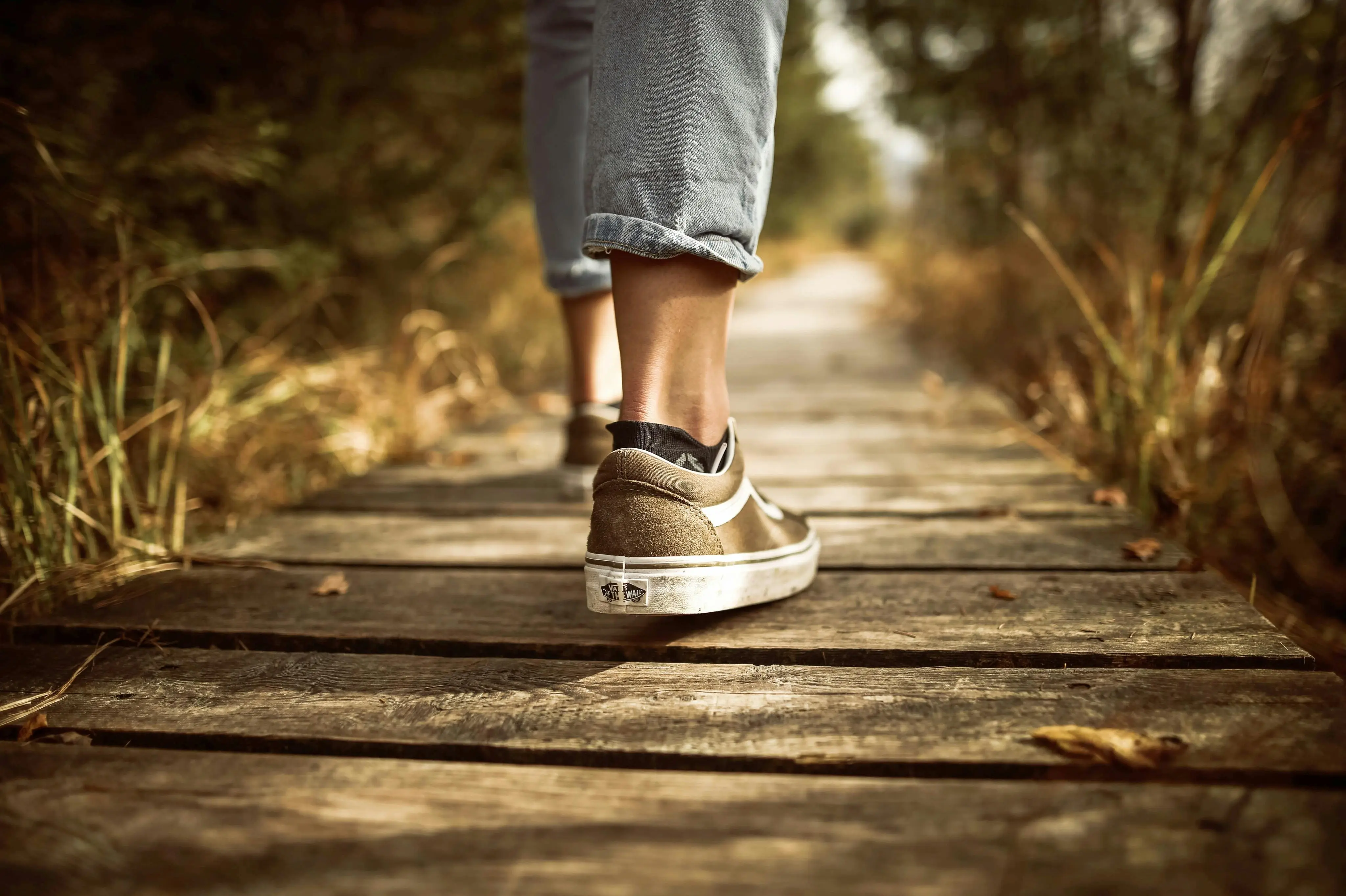Frauenfüße in Sneakers