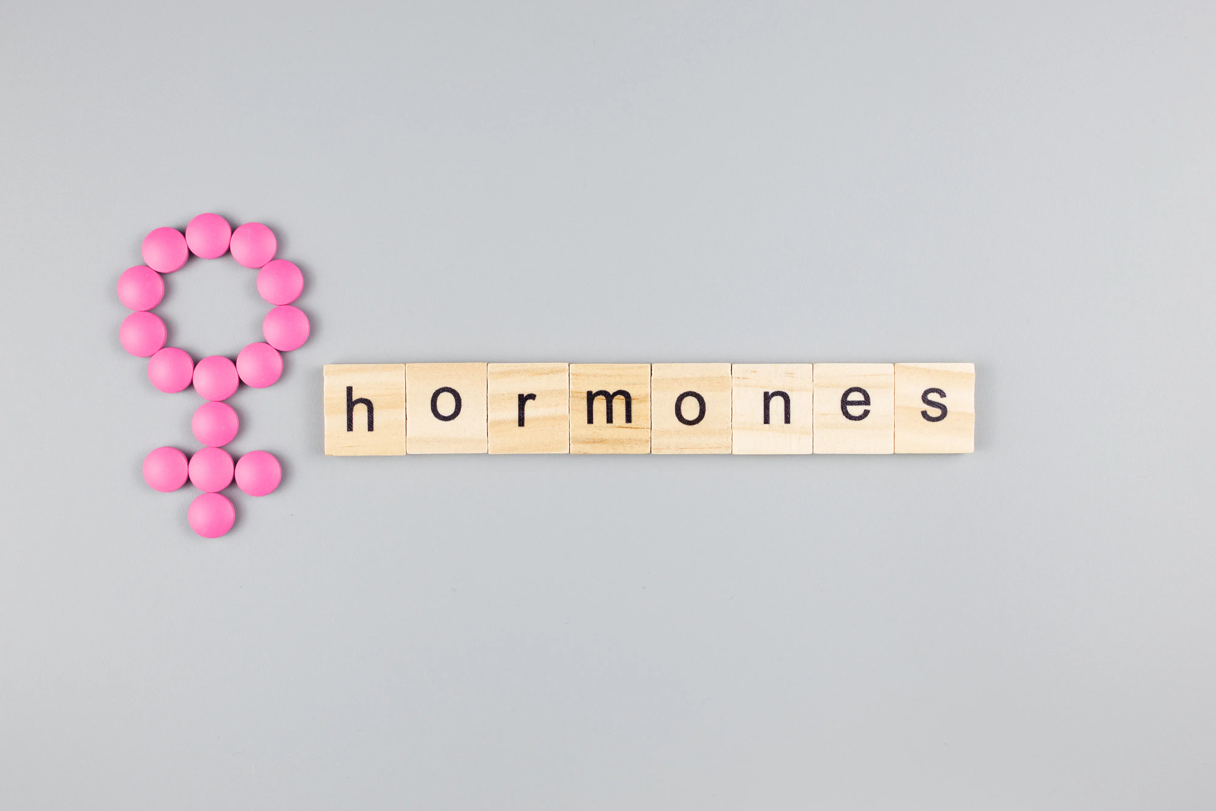 Schrift Hormones auf grauem Hintergrund