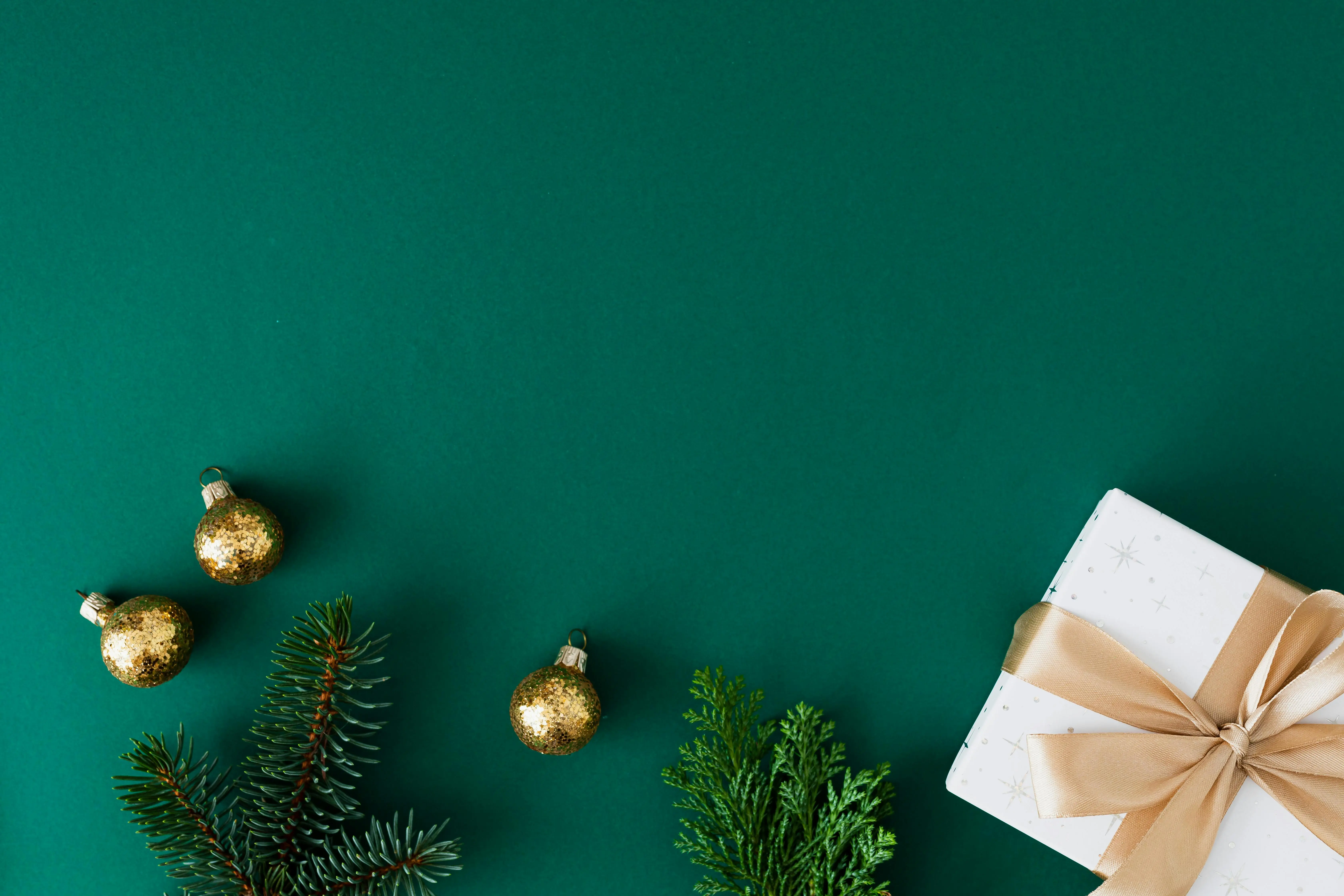 dunkler Untergrund mit Weihnachtsdekoration