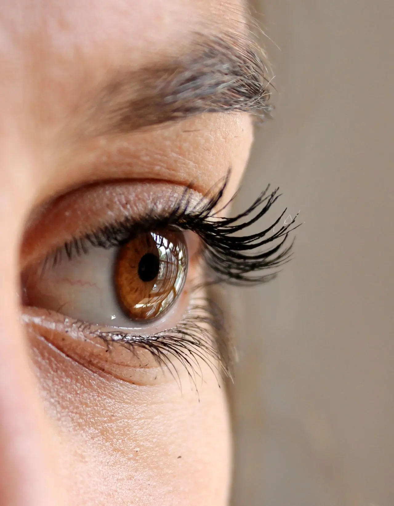 Wimpernseren Risiken Augen mit vollen Wimpern