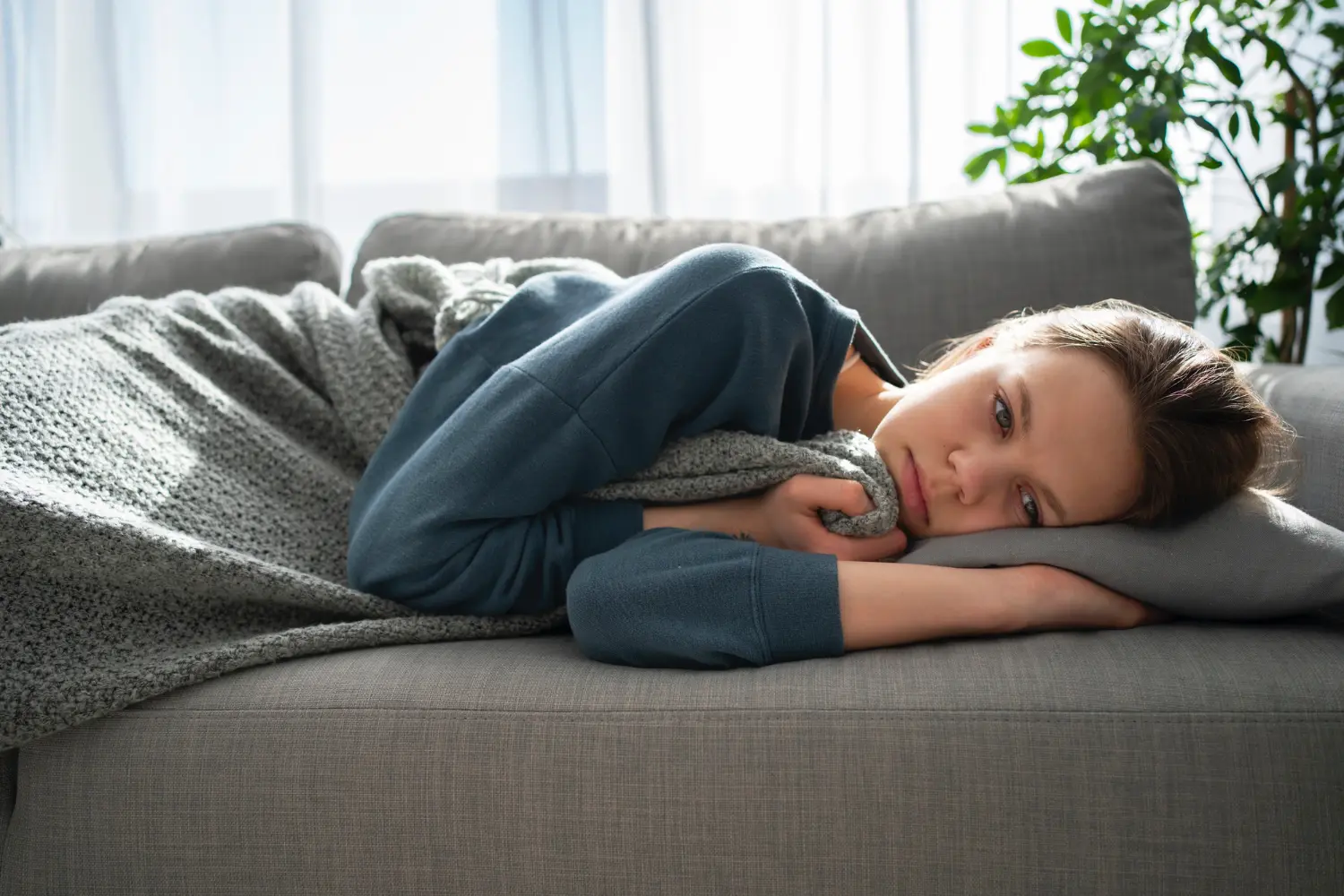 Frau traurig auf Sofa Winter Depression