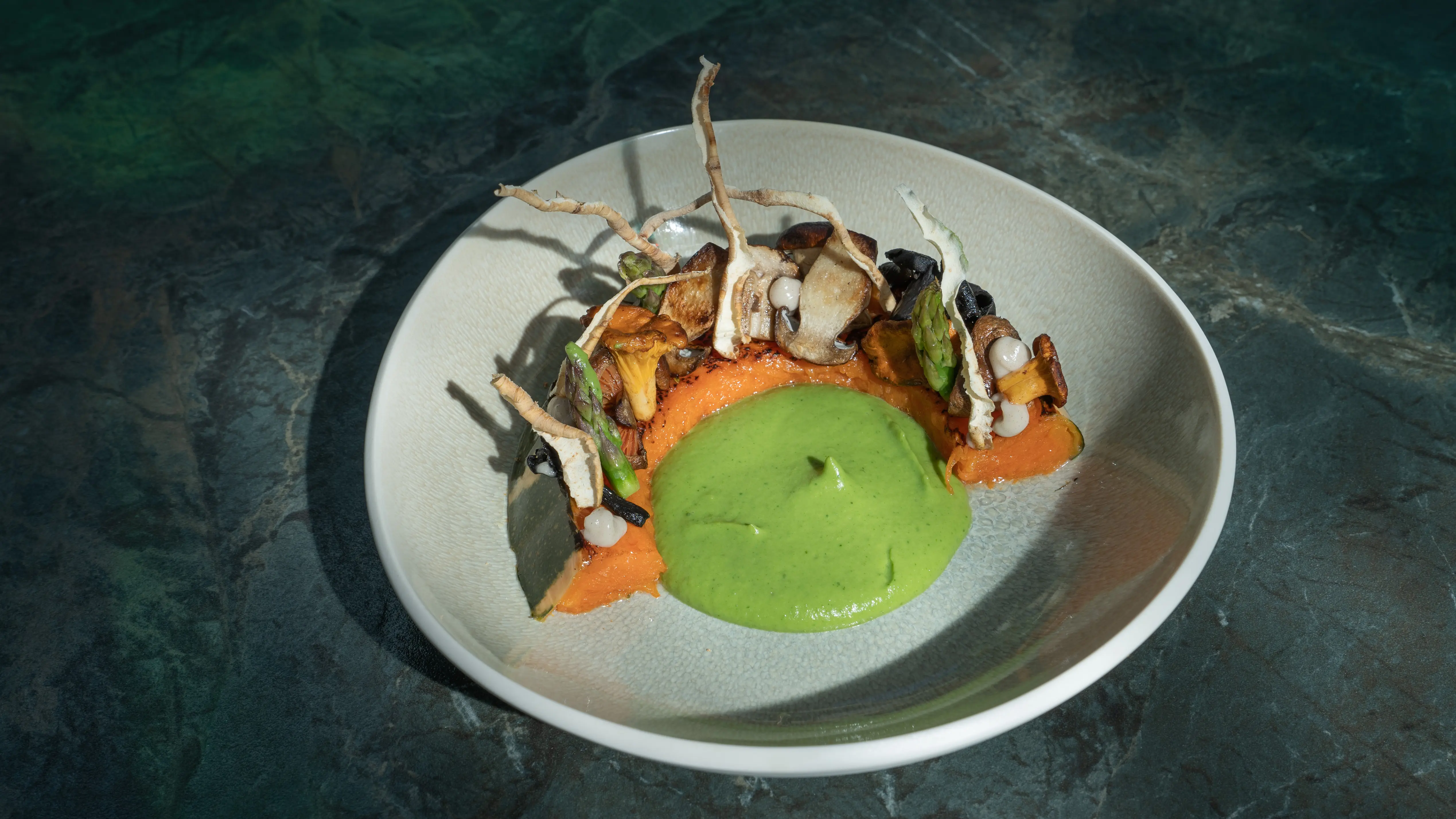 Pilze und Spinat auf einem Teller